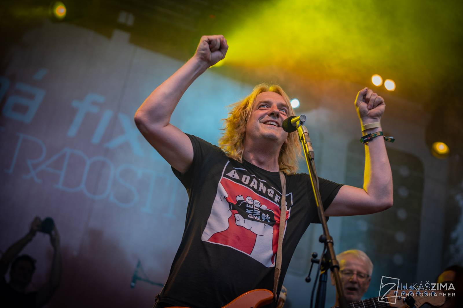 Pogující dav i křest Kusů radosti. Vypsaná fiXa si koncert v Ledárnách užila naplno