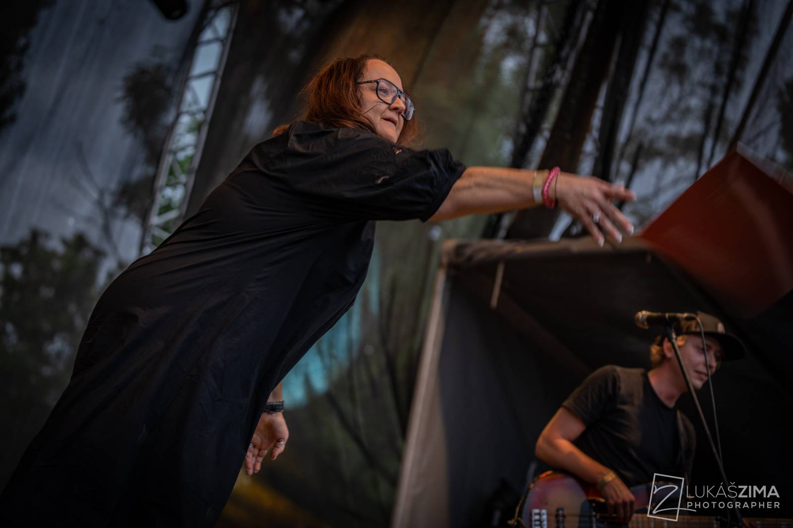 Pogující dav i křest Kusů radosti. Vypsaná fiXa si koncert v Ledárnách užila naplno