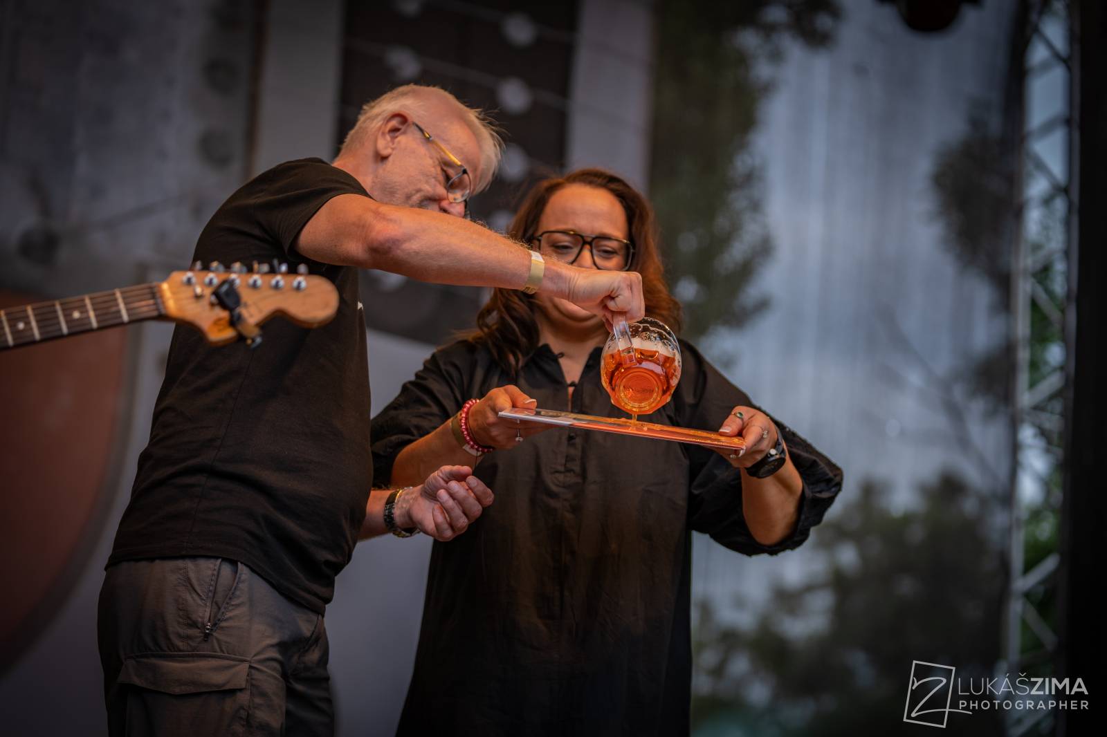 Pogující dav i křest Kusů radosti. Vypsaná fiXa si koncert v Ledárnách užila naplno