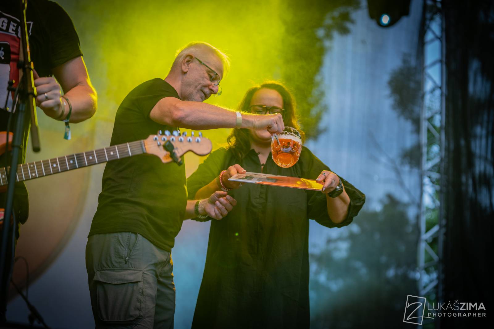 Pogující dav i křest Kusů radosti. Vypsaná fiXa si koncert v Ledárnách užila naplno