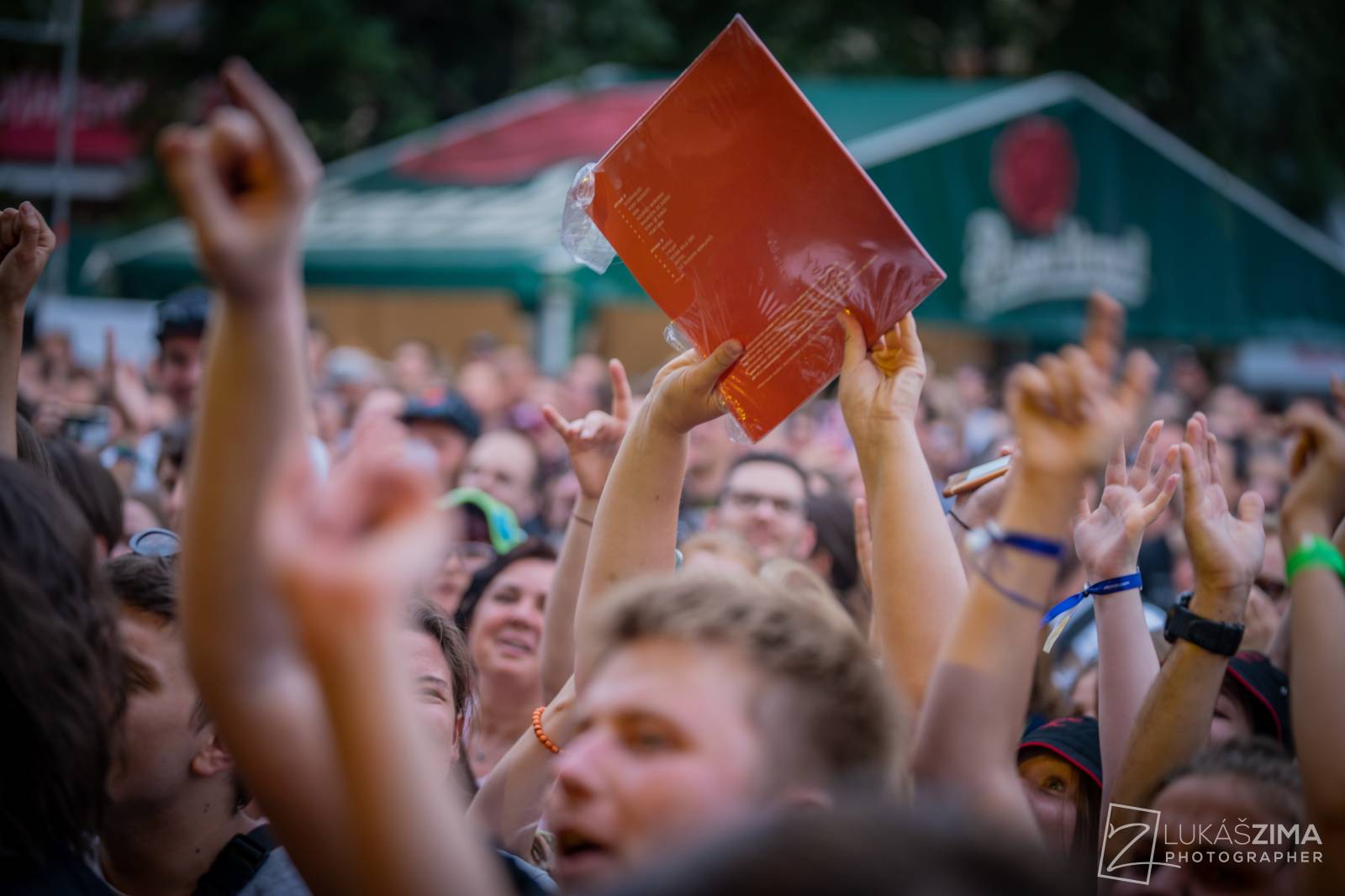 Pogující dav i křest Kusů radosti. Vypsaná fiXa si koncert v Ledárnách užila naplno