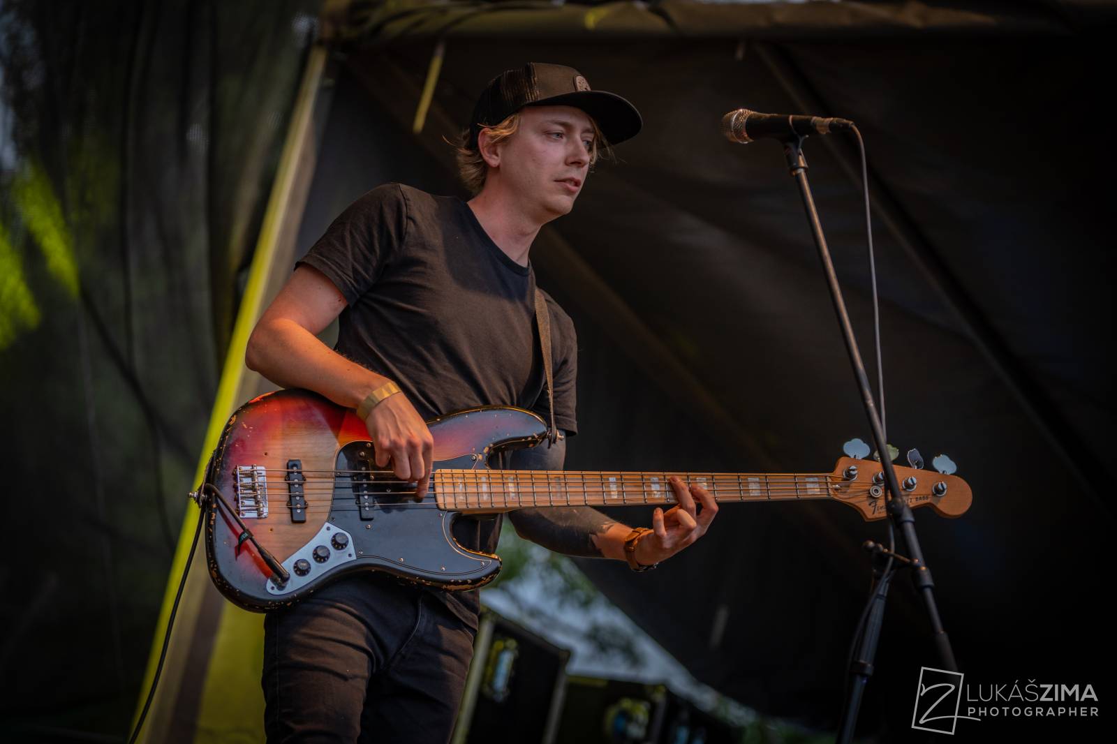 Pogující dav i křest Kusů radosti. Vypsaná fiXa si koncert v Ledárnách užila naplno