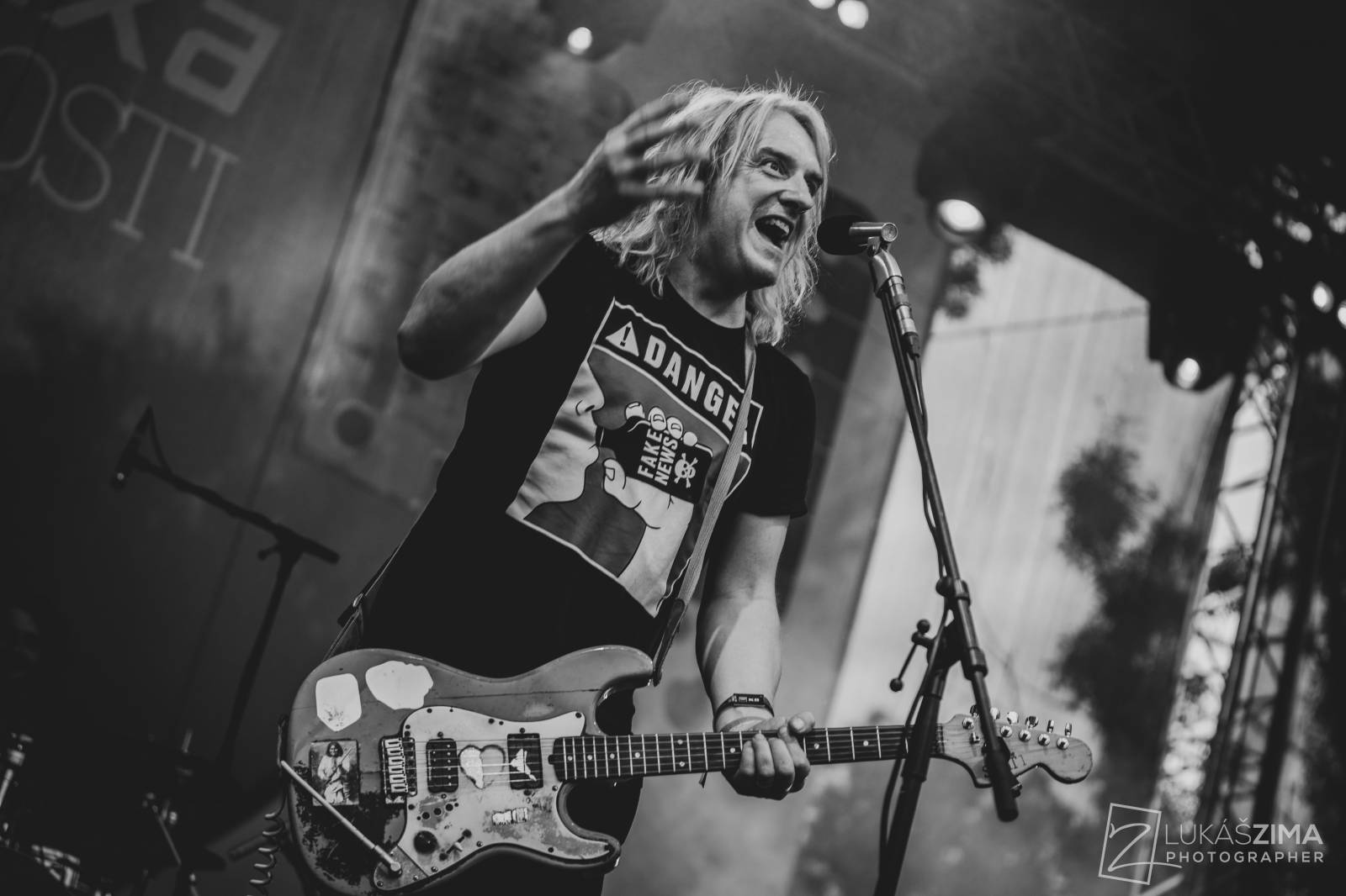 Pogující dav i křest Kusů radosti. Vypsaná fiXa si koncert v Ledárnách užila naplno