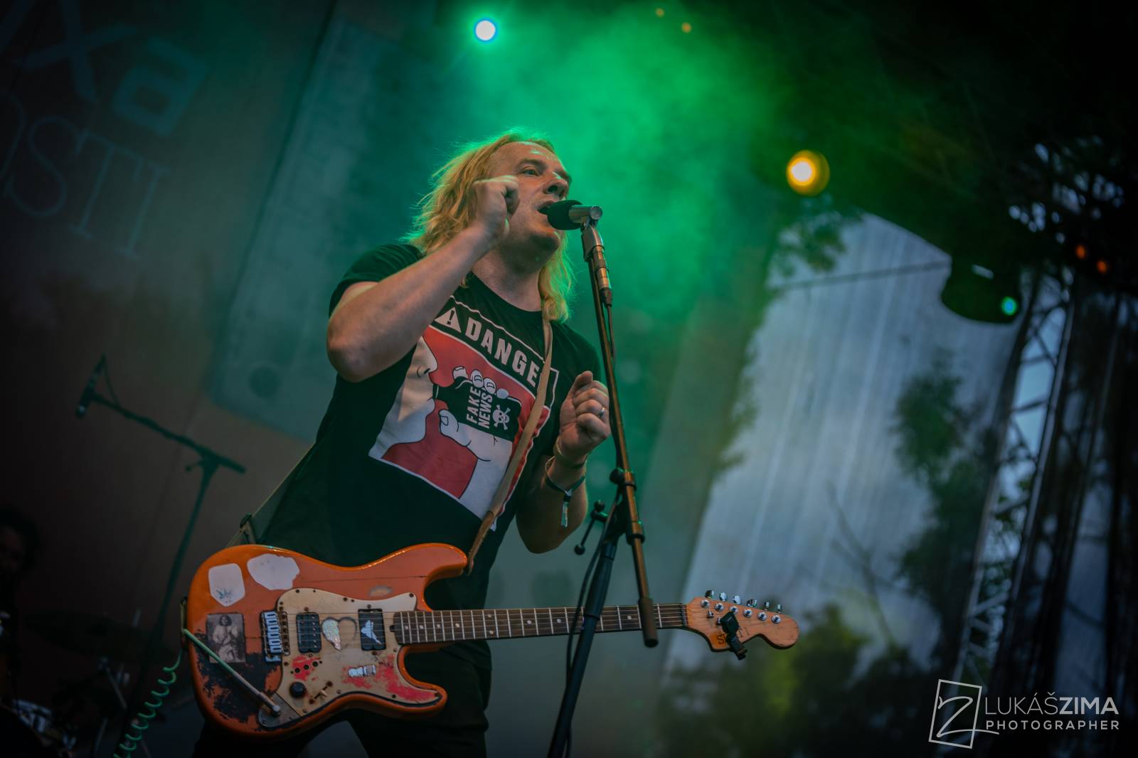 Pogující dav i křest Kusů radosti. Vypsaná fiXa si koncert v Ledárnách užila naplno