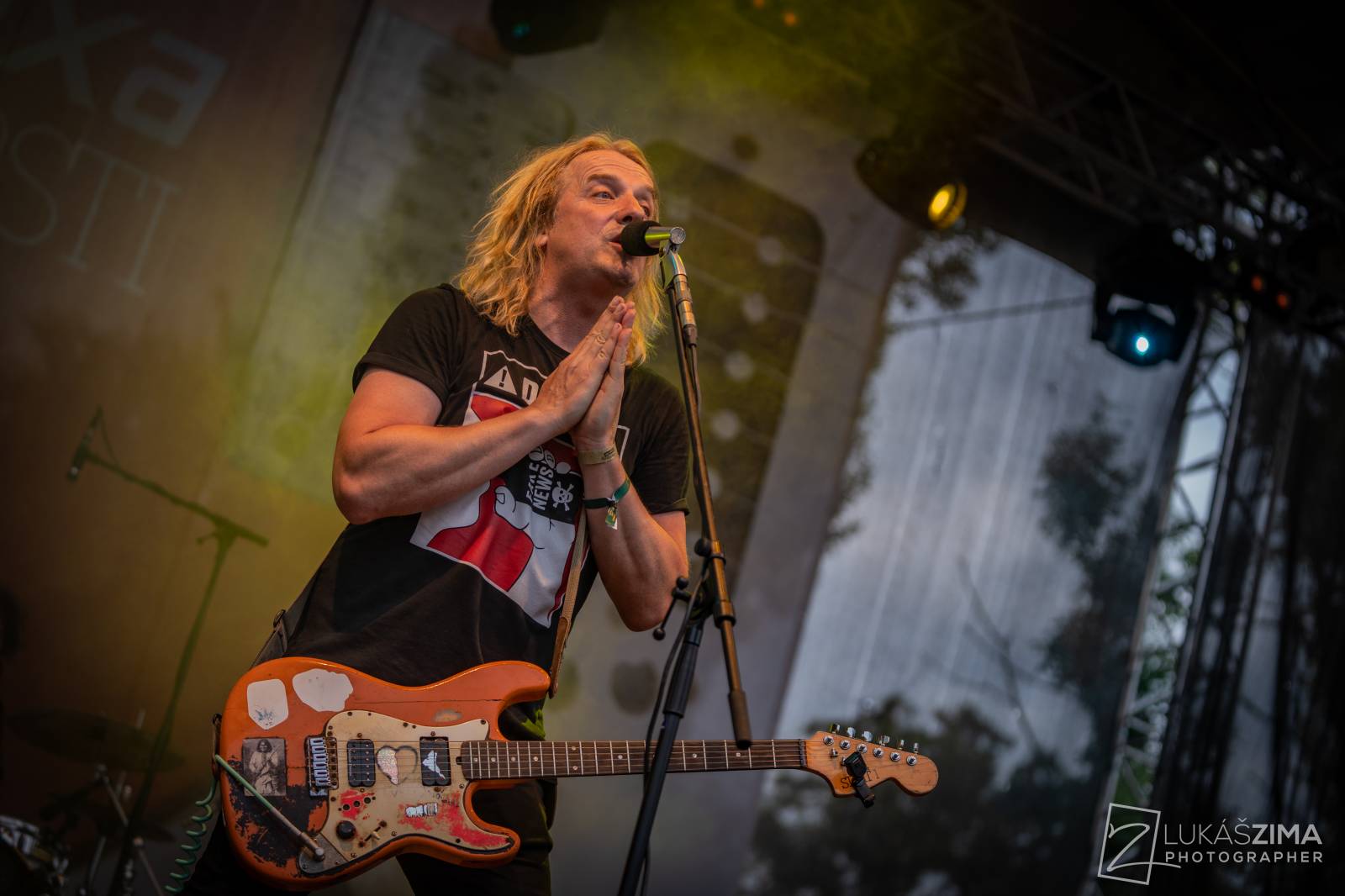 Pogující dav i křest Kusů radosti. Vypsaná fiXa si koncert v Ledárnách užila naplno