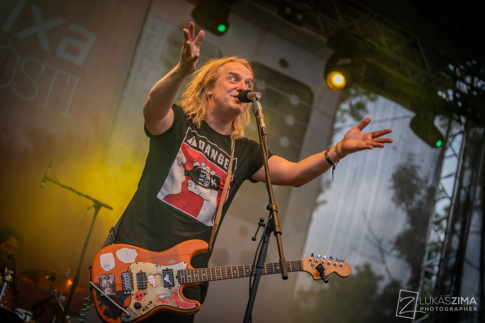 Pogující dav i křest Kusů radosti. Vypsaná fiXa si koncert v Ledárnách užila naplno