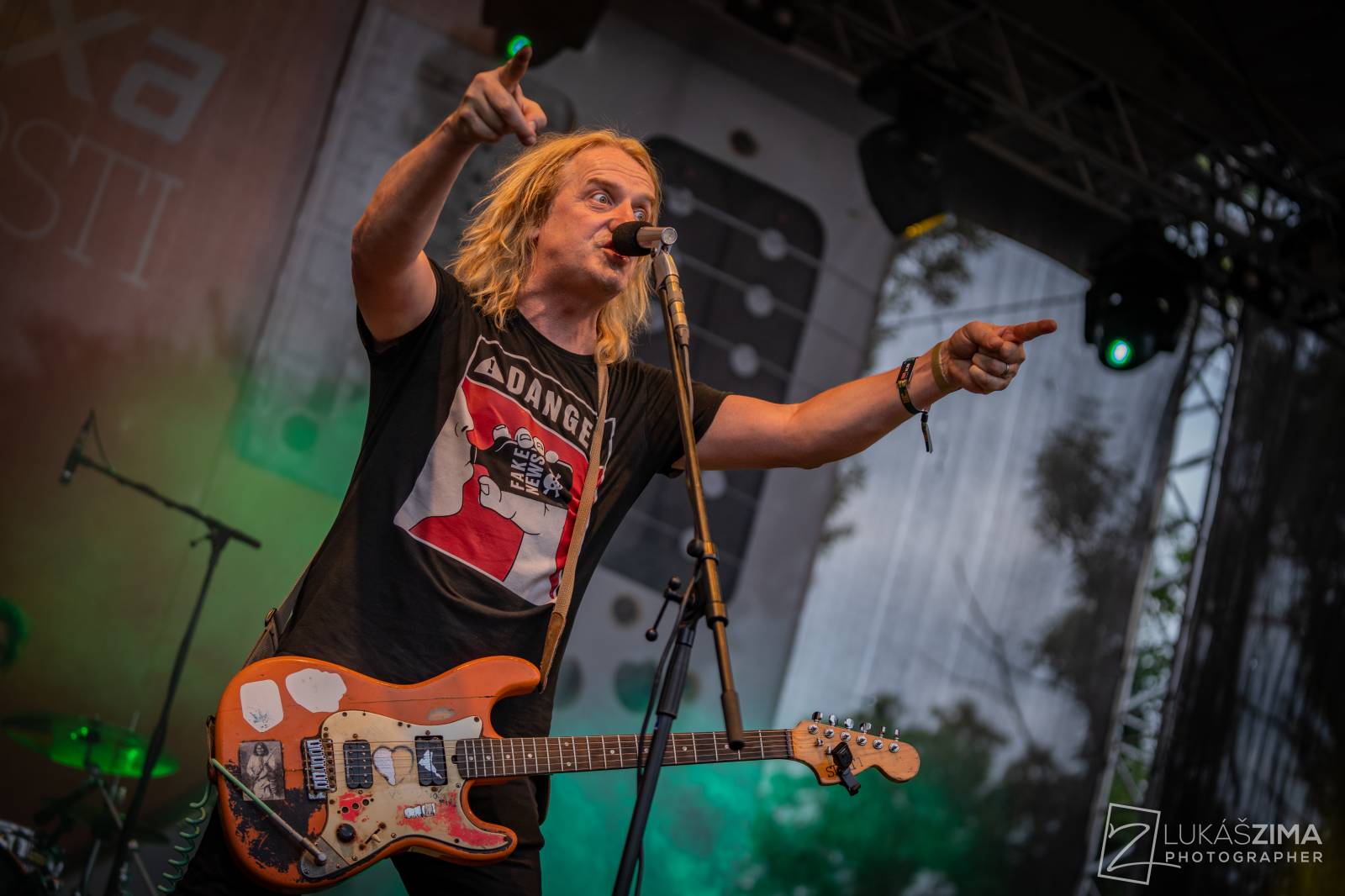 Pogující dav i křest Kusů radosti. Vypsaná fiXa si koncert v Ledárnách užila naplno