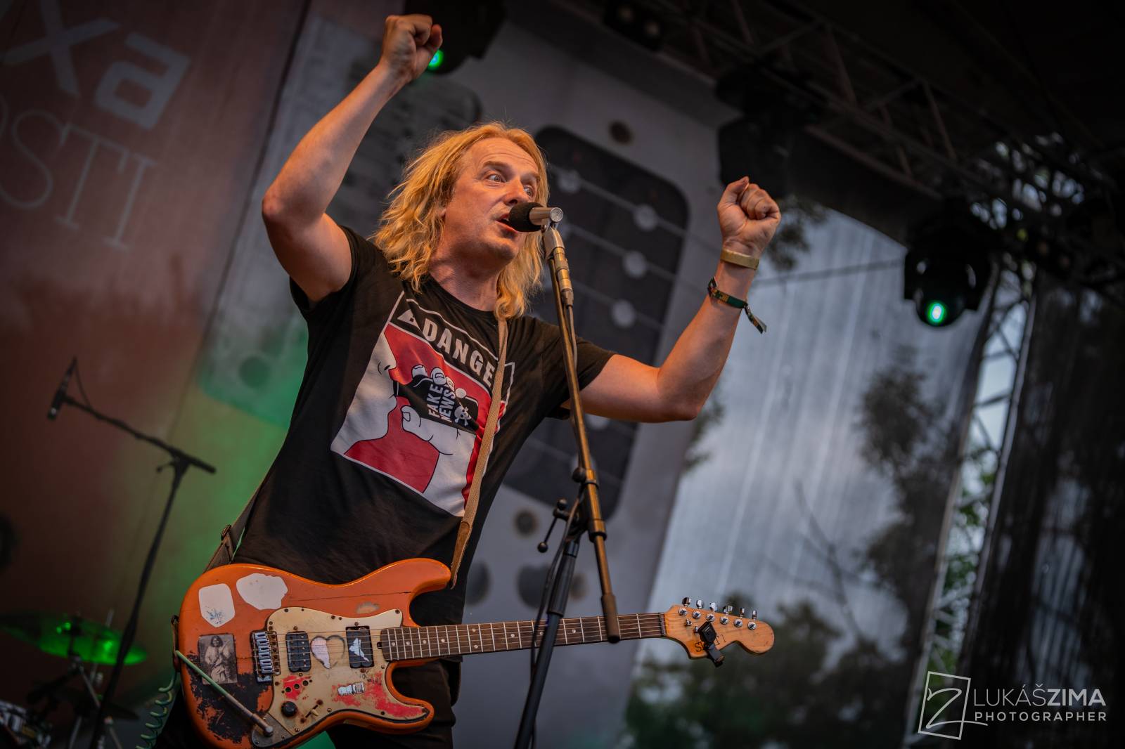 Pogující dav i křest Kusů radosti. Vypsaná fiXa si koncert v Ledárnách užila naplno