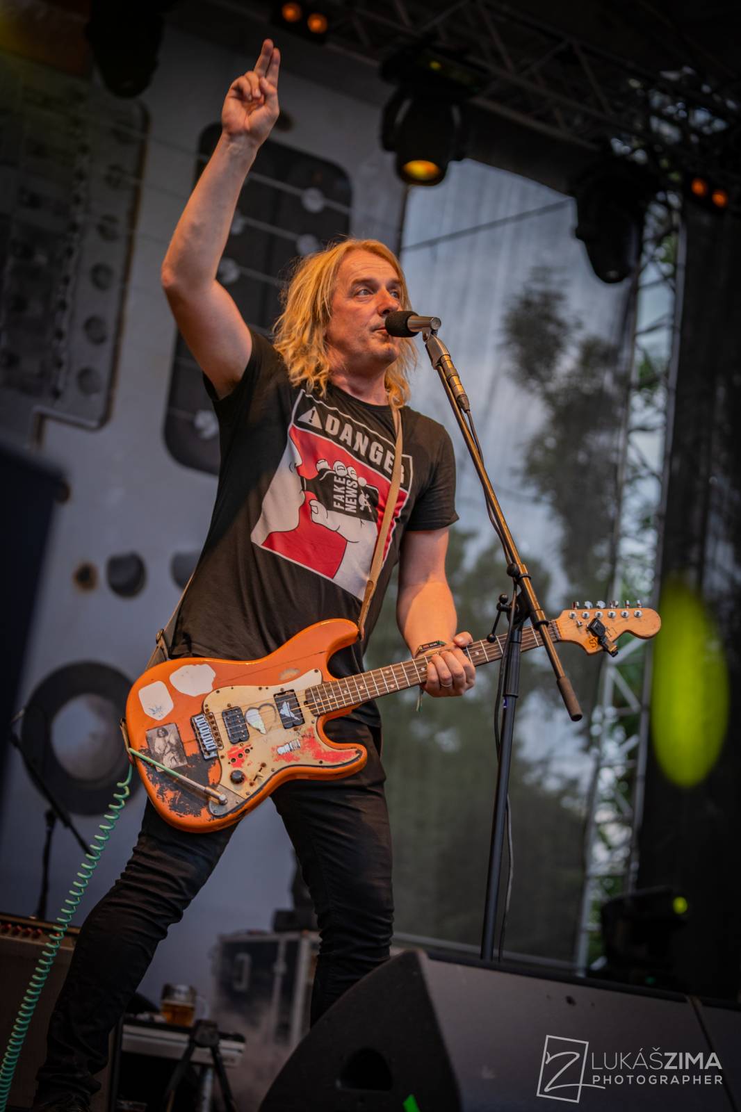 Pogující dav i křest Kusů radosti. Vypsaná fiXa si koncert v Ledárnách užila naplno