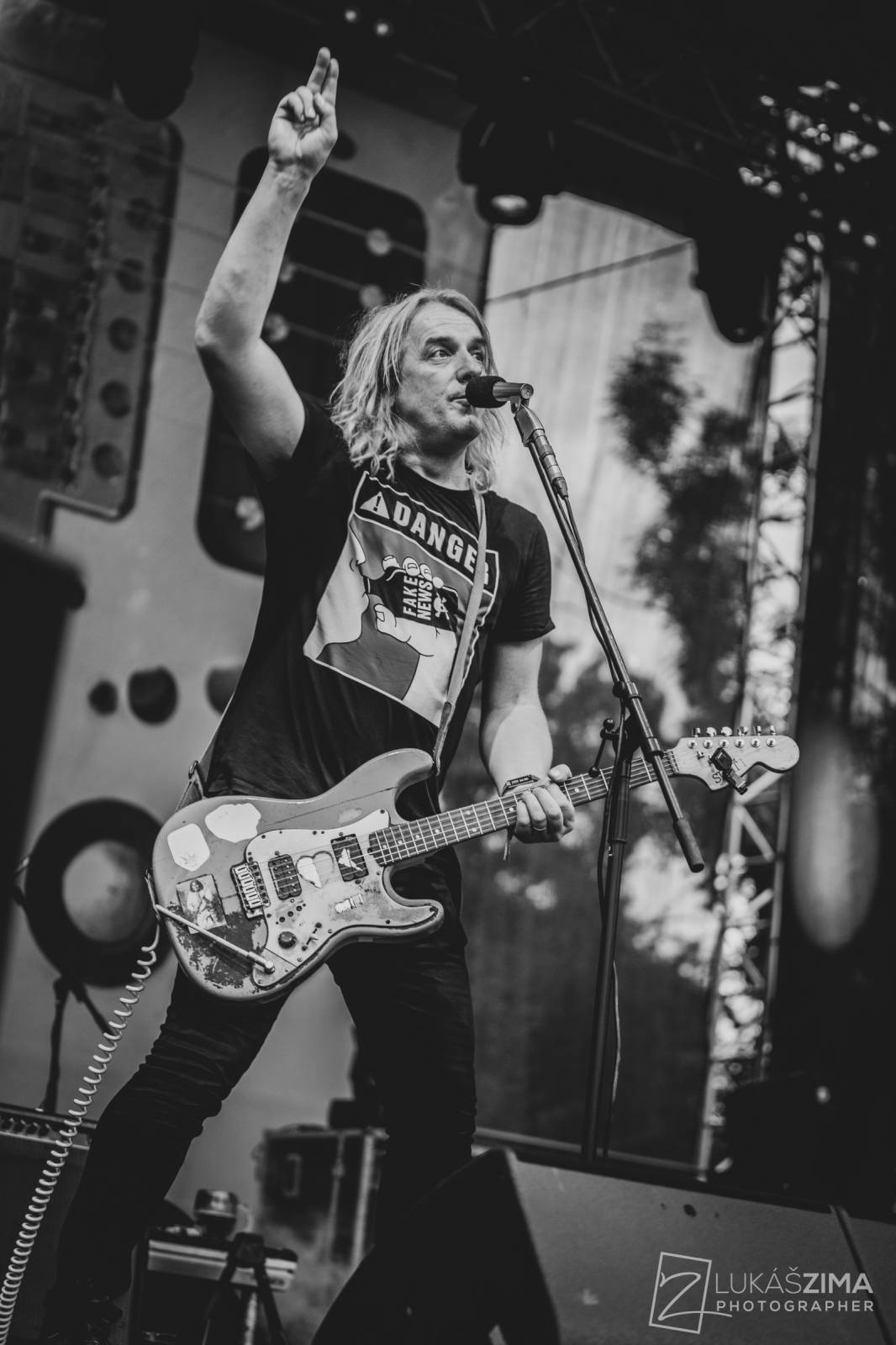 Pogující dav i křest Kusů radosti. Vypsaná fiXa si koncert v Ledárnách užila naplno