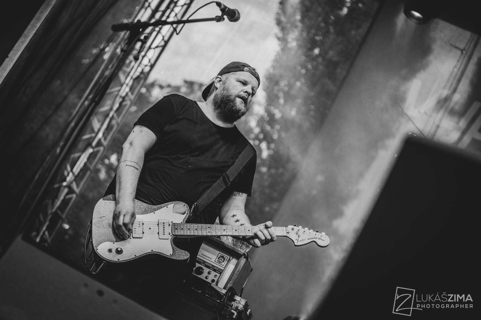 Pogující dav i křest Kusů radosti. Vypsaná fiXa si koncert v Ledárnách užila naplno