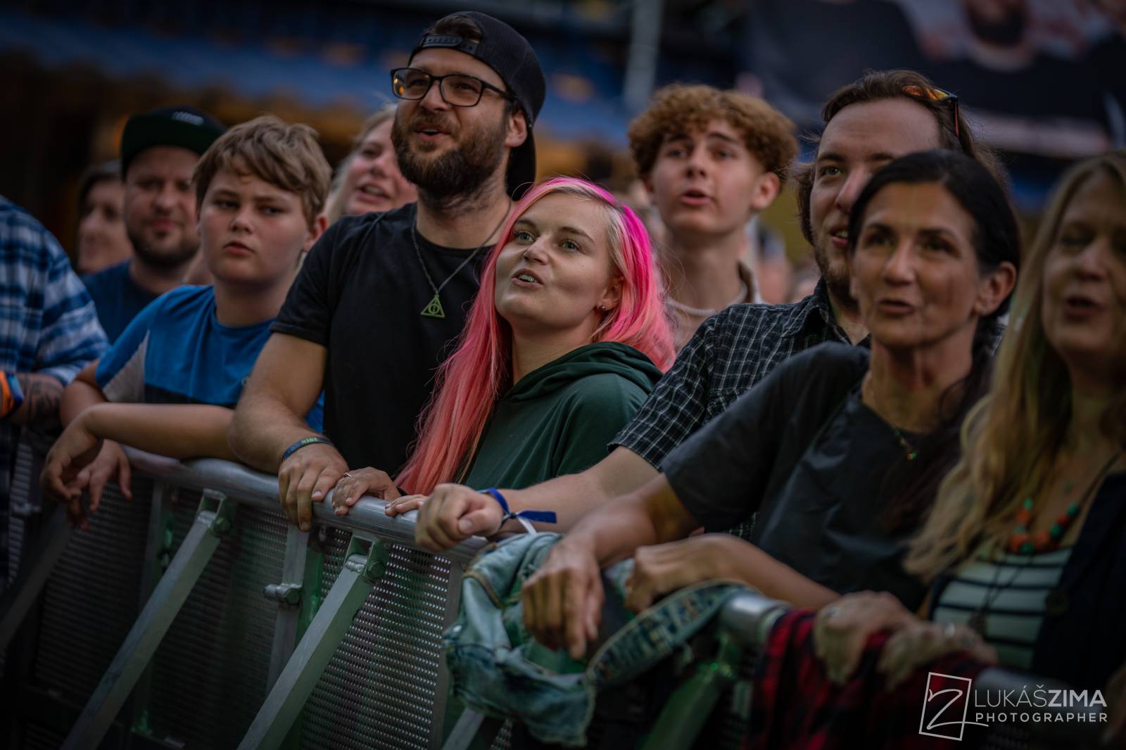 Pogující dav i křest Kusů radosti. Vypsaná fiXa si koncert v Ledárnách užila naplno