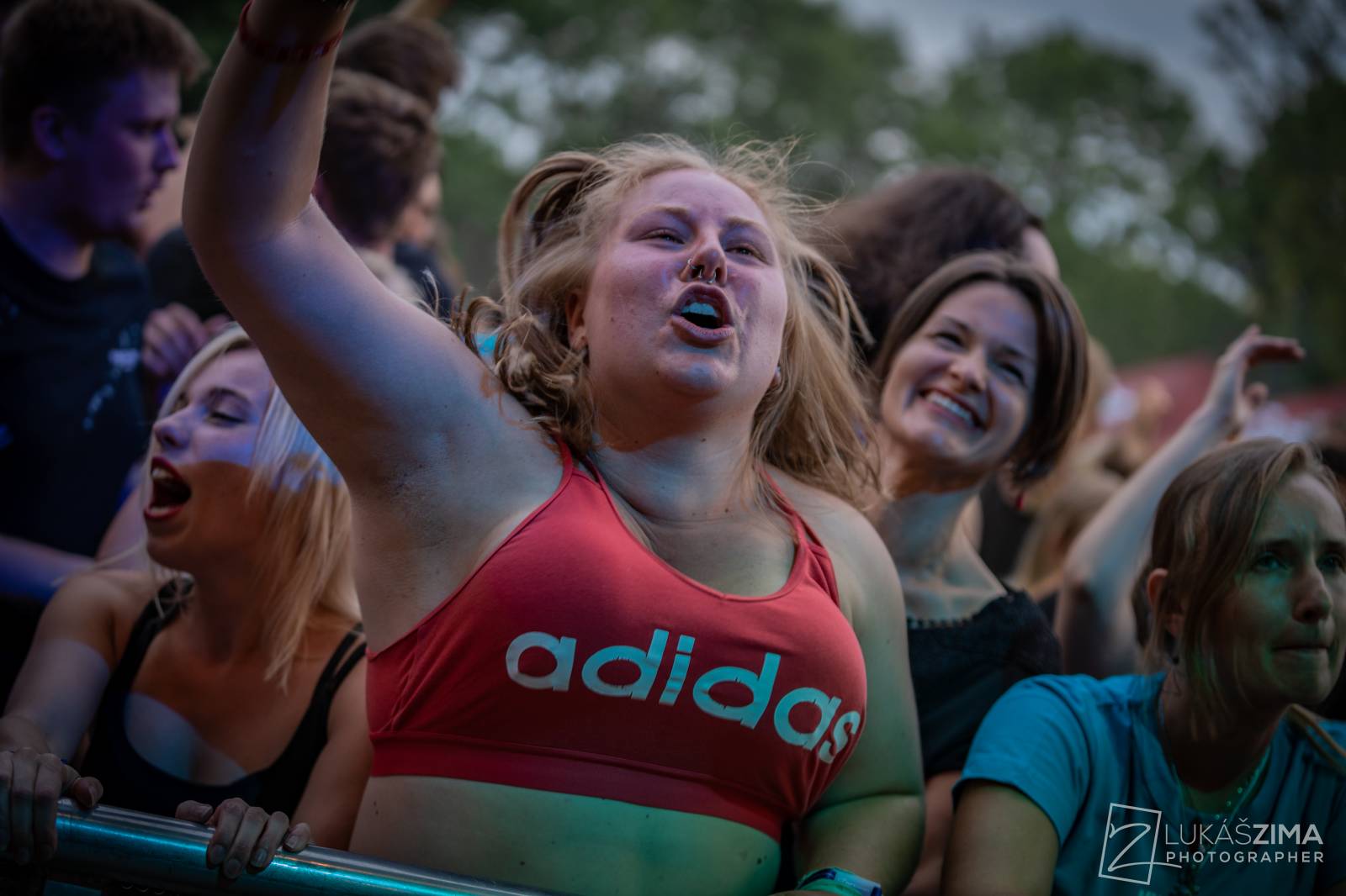 Pogující dav i křest Kusů radosti. Vypsaná fiXa si koncert v Ledárnách užila naplno