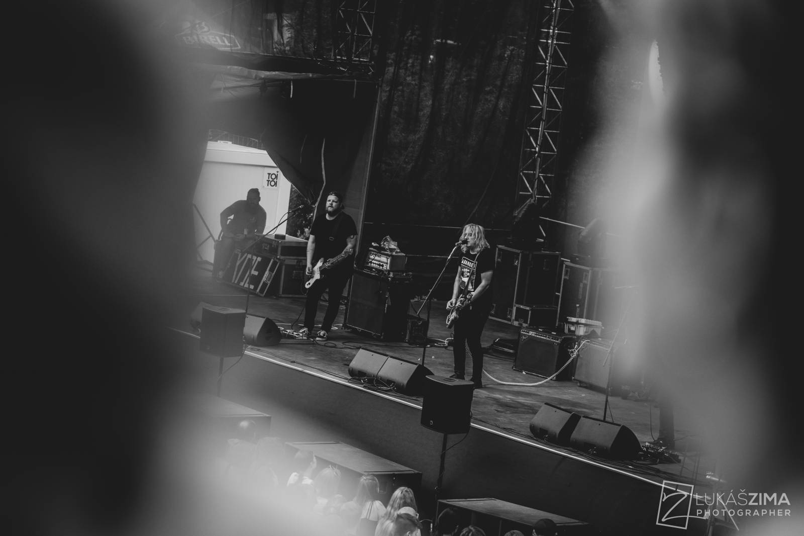 Pogující dav i křest Kusů radosti. Vypsaná fiXa si koncert v Ledárnách užila naplno