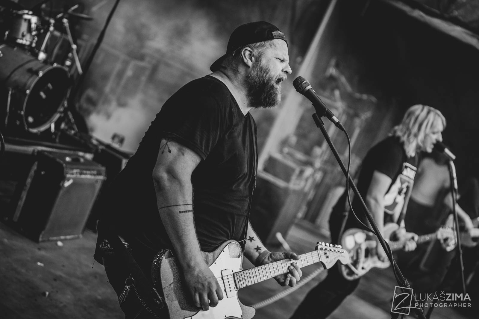 Pogující dav i křest Kusů radosti. Vypsaná fiXa si koncert v Ledárnách užila naplno