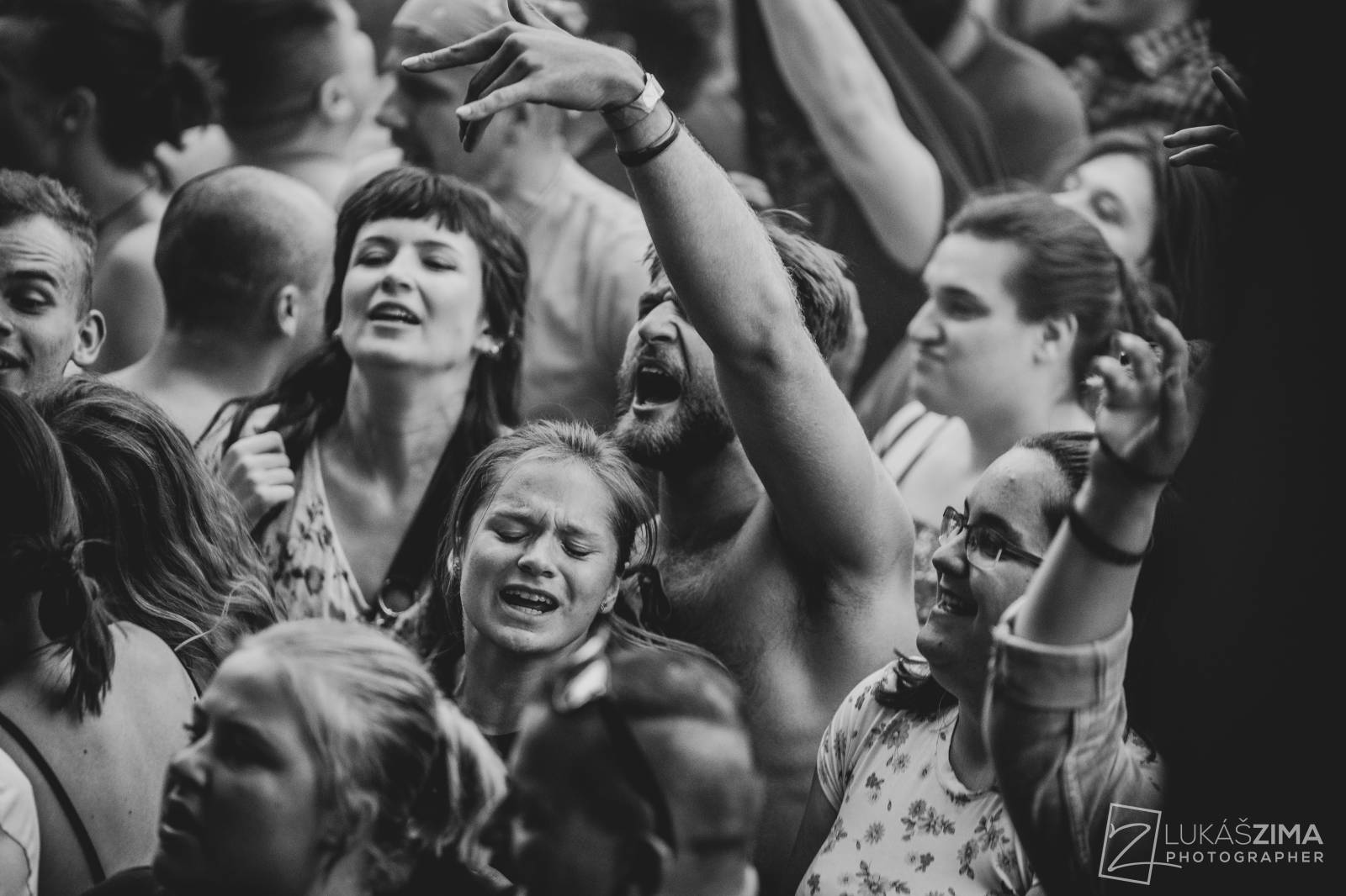 Pogující dav i křest Kusů radosti. Vypsaná fiXa si koncert v Ledárnách užila naplno