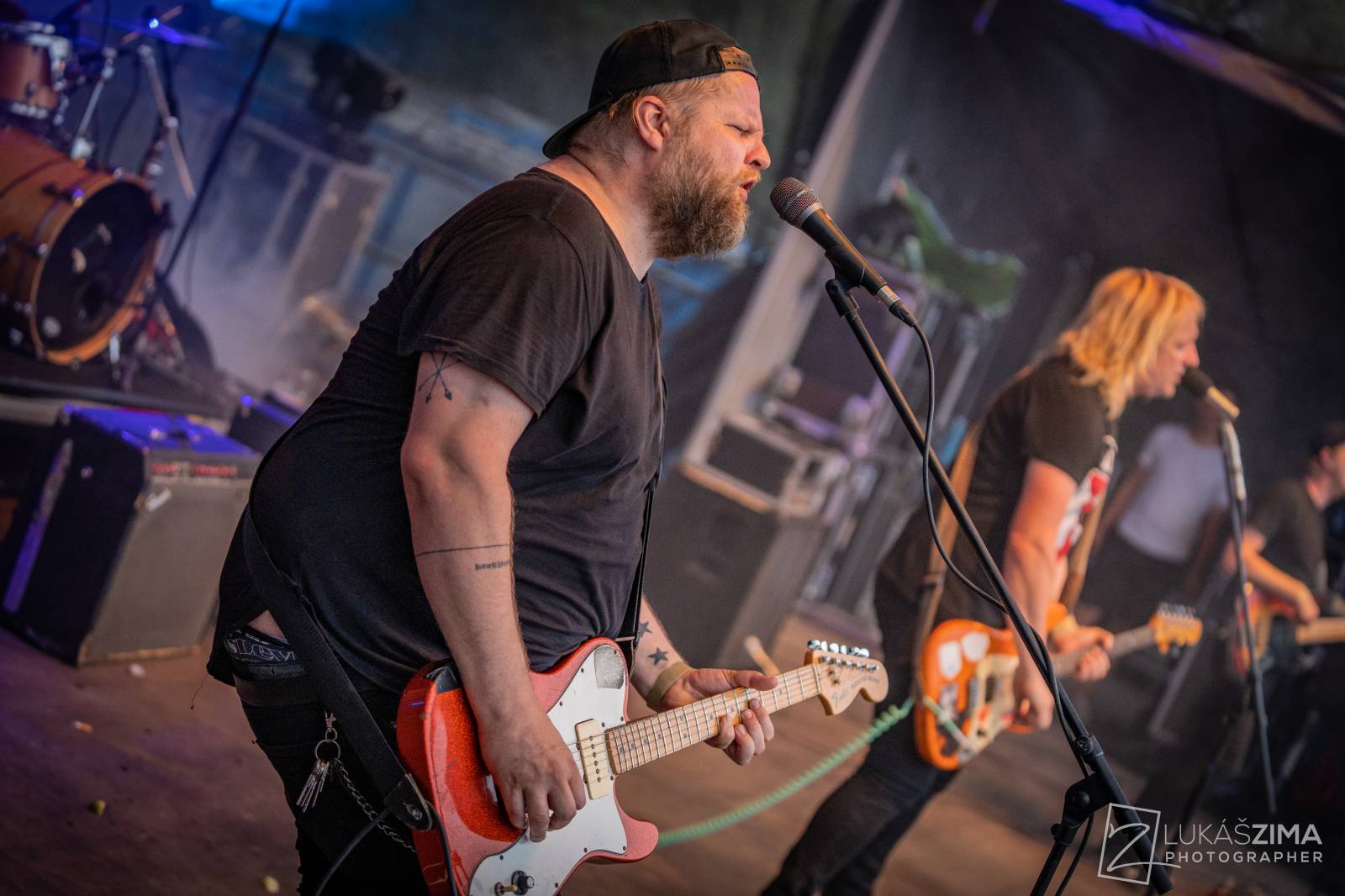 Pogující dav i křest Kusů radosti. Vypsaná fiXa si koncert v Ledárnách užila naplno