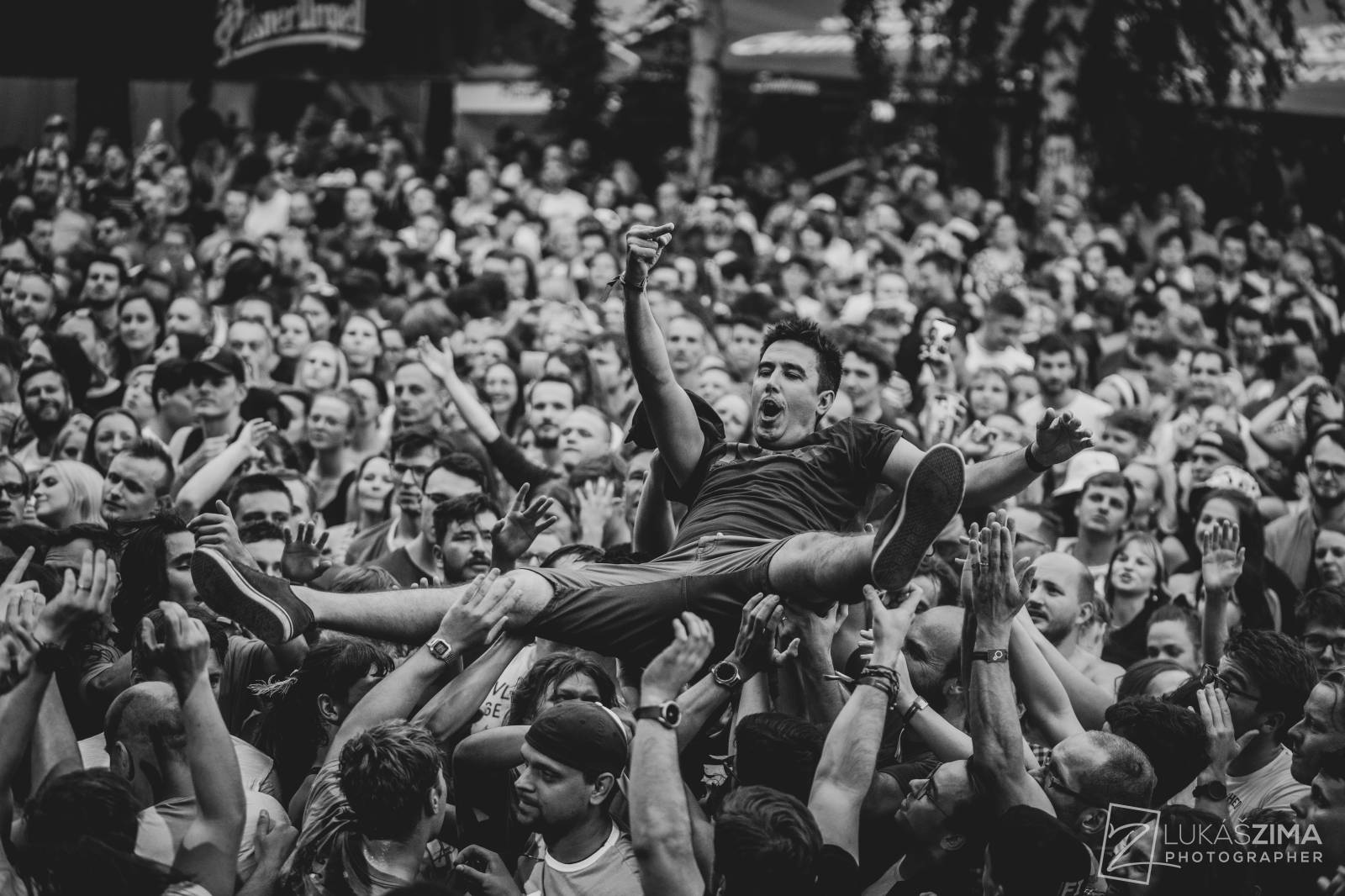 Pogující dav i křest Kusů radosti. Vypsaná fiXa si koncert v Ledárnách užila naplno