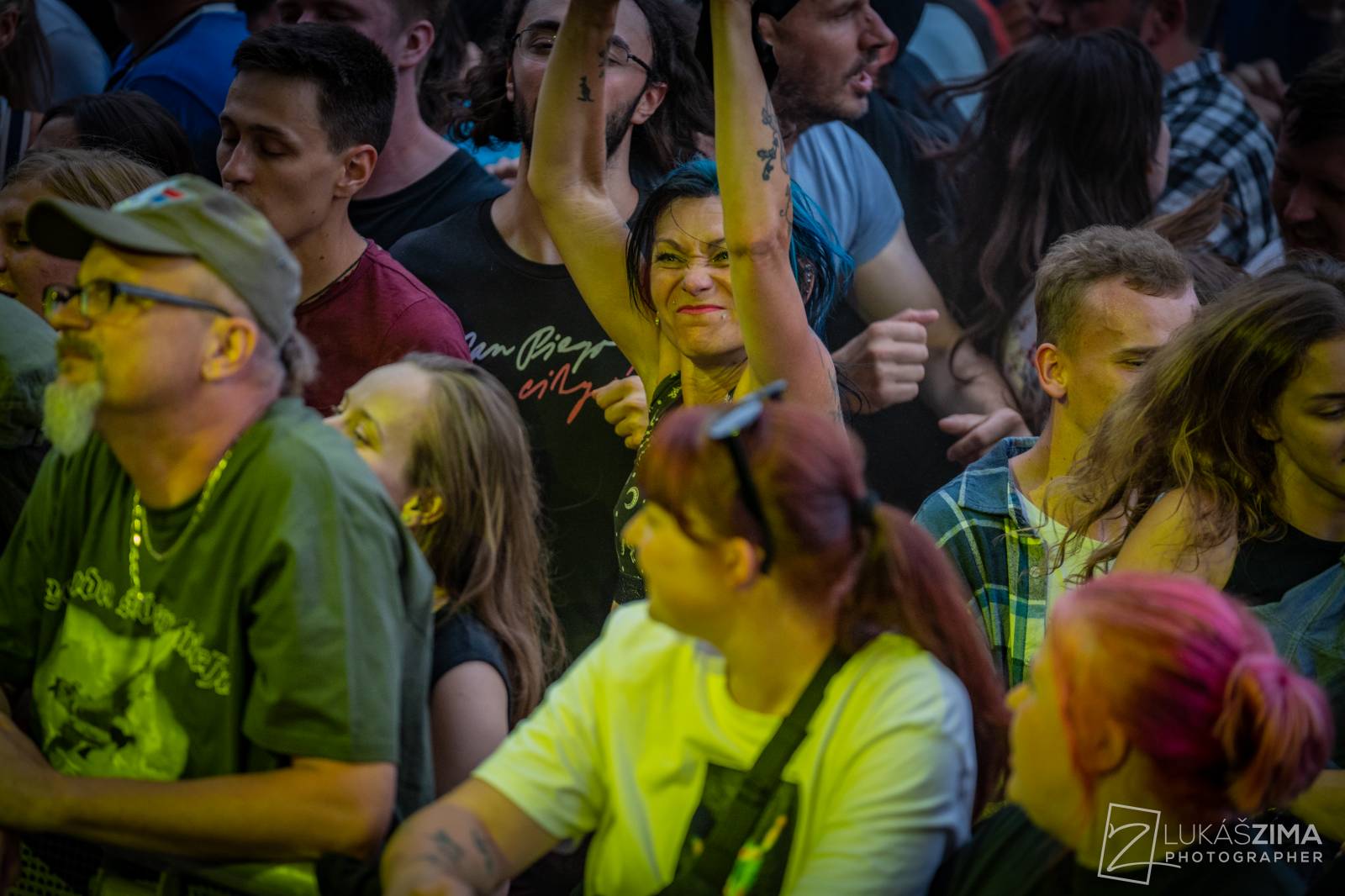 Pogující dav i křest Kusů radosti. Vypsaná fiXa si koncert v Ledárnách užila naplno