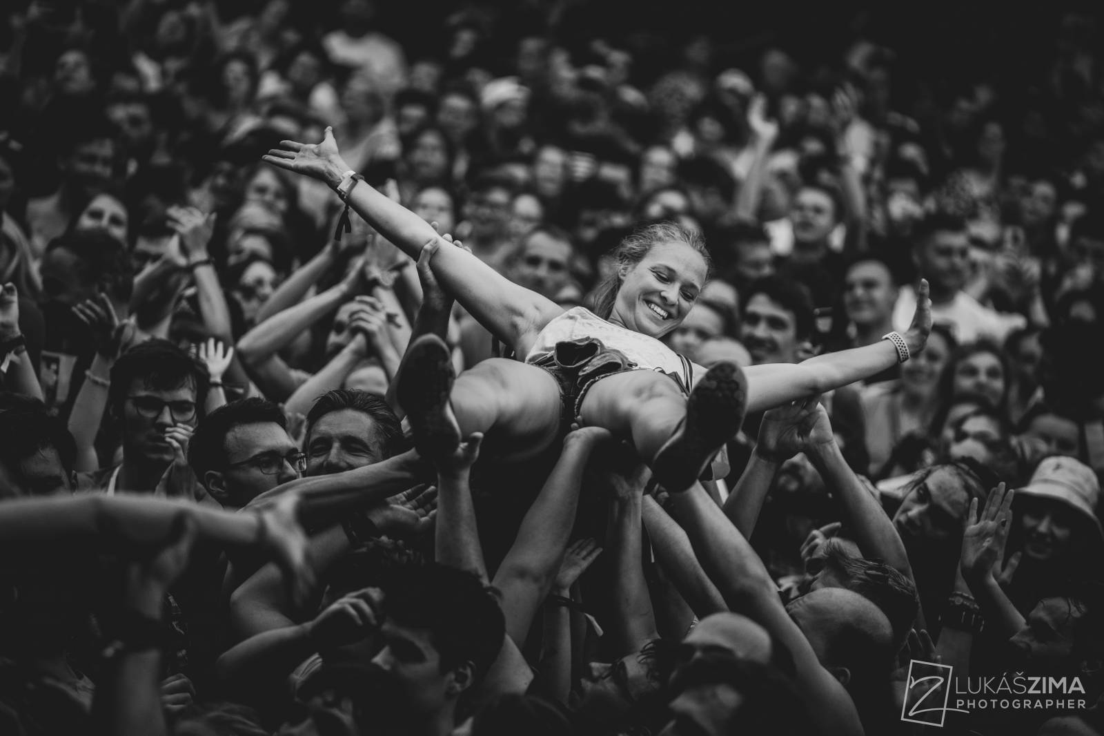 Pogující dav i křest Kusů radosti. Vypsaná fiXa si koncert v Ledárnách užila naplno