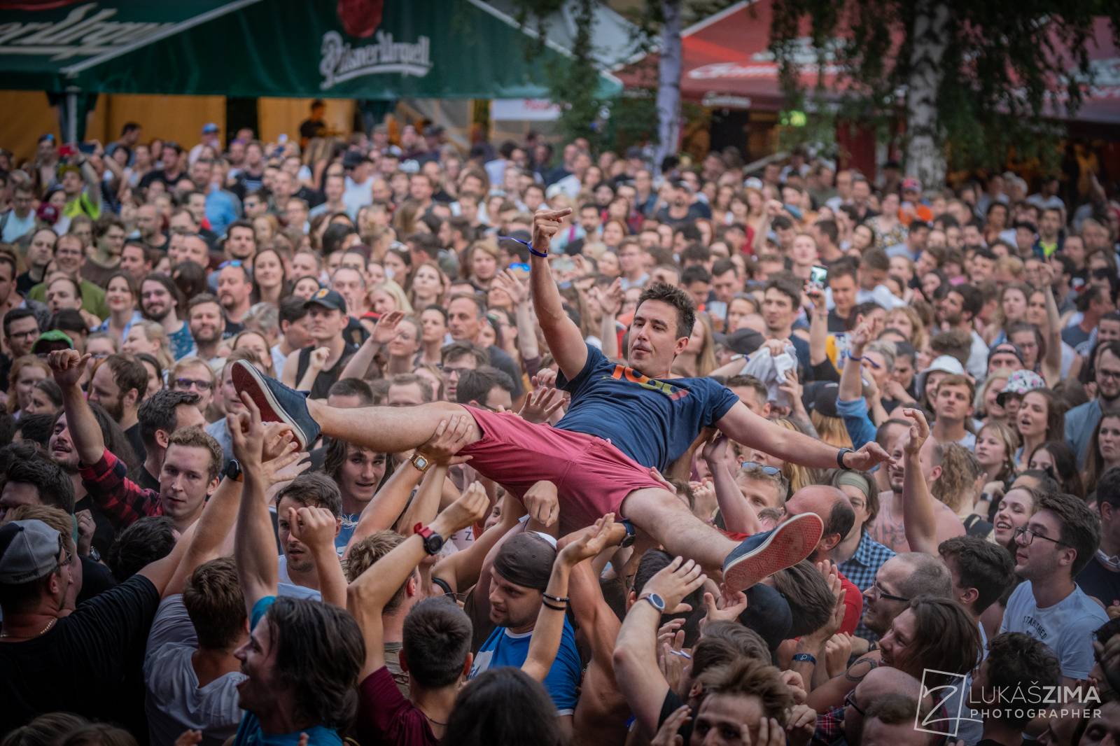 Pogující dav i křest Kusů radosti. Vypsaná fiXa si koncert v Ledárnách užila naplno