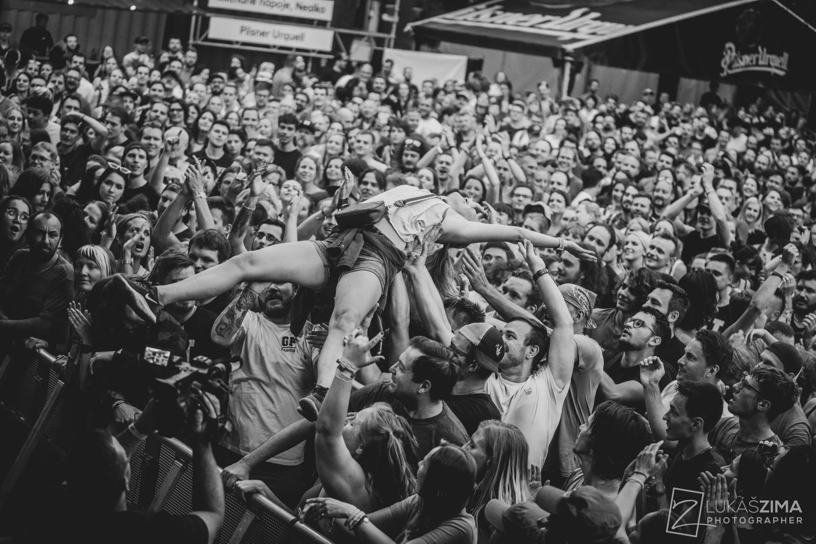 Pogující dav i křest Kusů radosti. Vypsaná fiXa si koncert v Ledárnách užila naplno