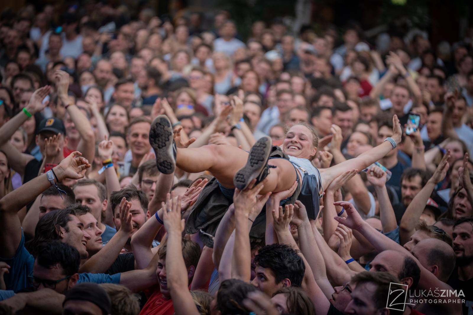 Pogující dav i křest Kusů radosti. Vypsaná fiXa si koncert v Ledárnách užila naplno