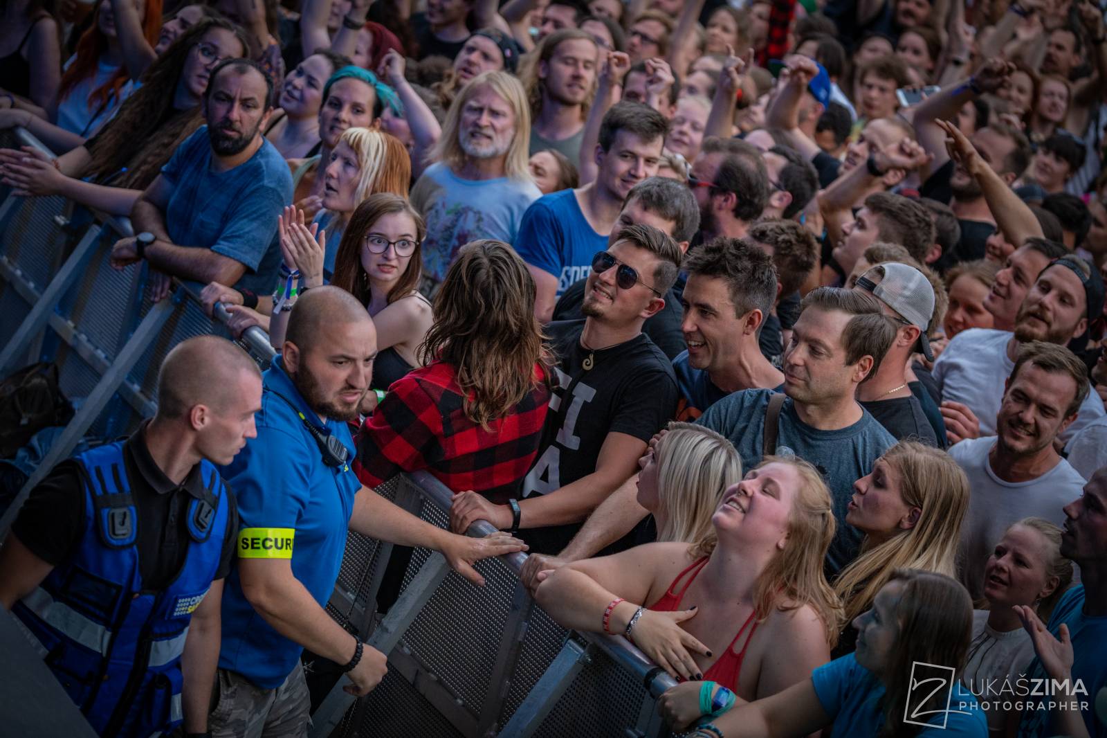 Pogující dav i křest Kusů radosti. Vypsaná fiXa si koncert v Ledárnách užila naplno