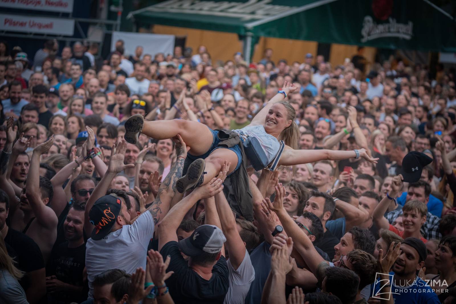 Pogující dav i křest Kusů radosti. Vypsaná fiXa si koncert v Ledárnách užila naplno