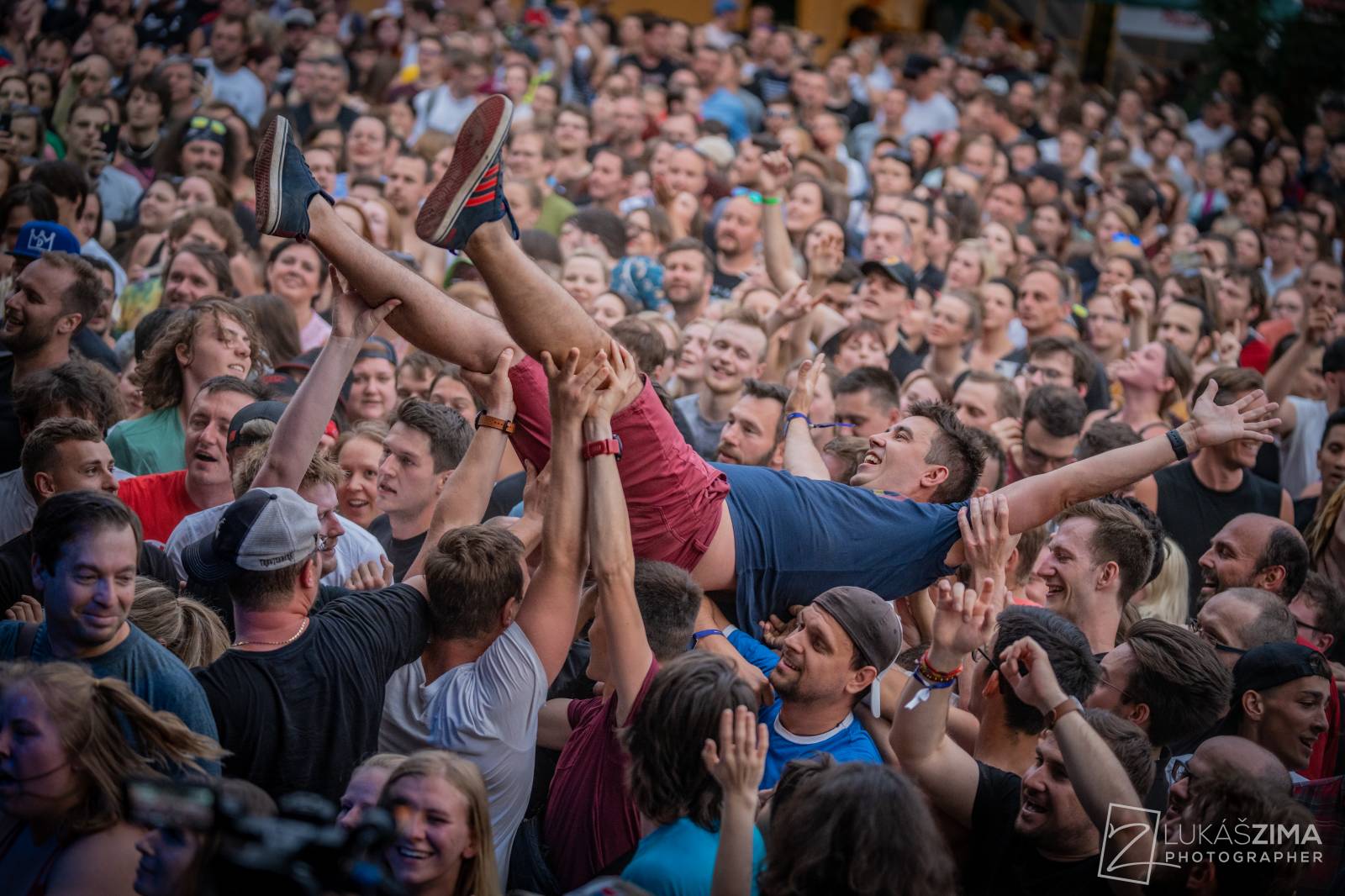 Pogující dav i křest Kusů radosti. Vypsaná fiXa si koncert v Ledárnách užila naplno