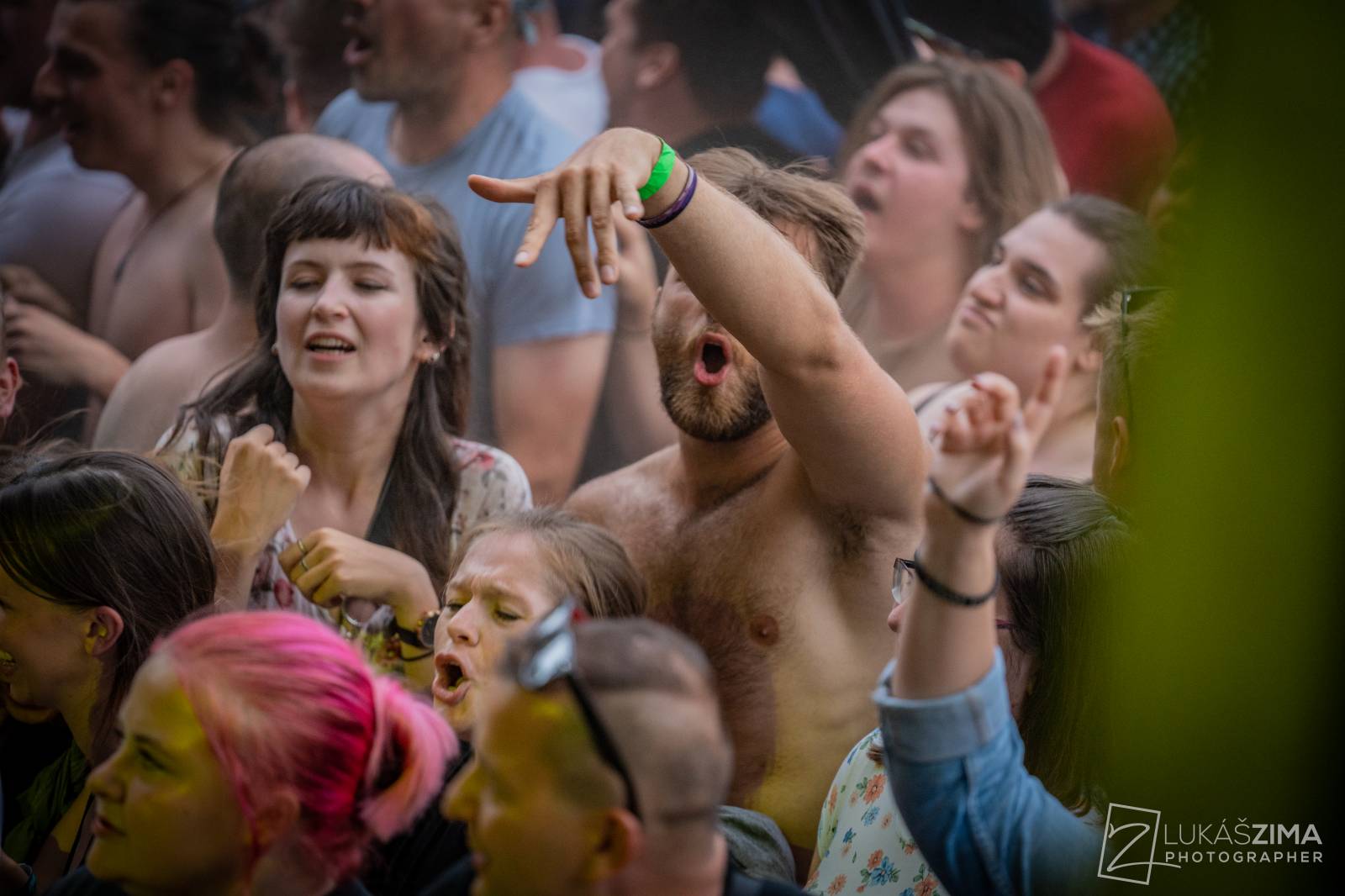 Pogující dav i křest Kusů radosti. Vypsaná fiXa si koncert v Ledárnách užila naplno