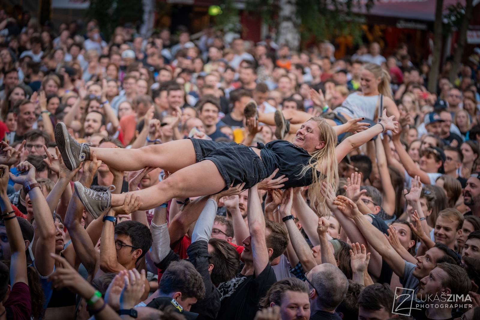 Pogující dav i křest Kusů radosti. Vypsaná fiXa si koncert v Ledárnách užila naplno