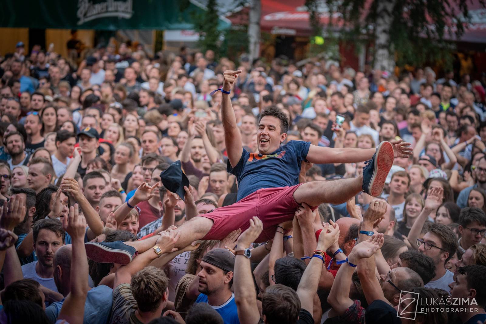 Pogující dav i křest Kusů radosti. Vypsaná fiXa si koncert v Ledárnách užila naplno