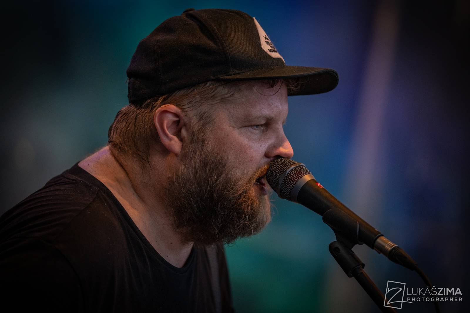 Pogující dav i křest Kusů radosti. Vypsaná fiXa si koncert v Ledárnách užila naplno