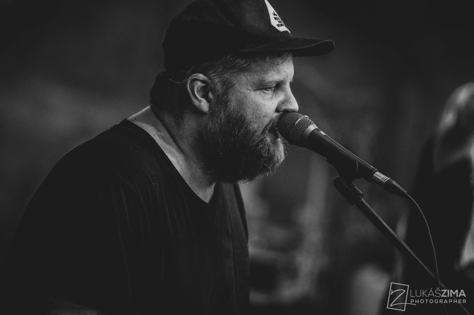 Pogující dav i křest Kusů radosti. Vypsaná fiXa si koncert v Ledárnách užila naplno