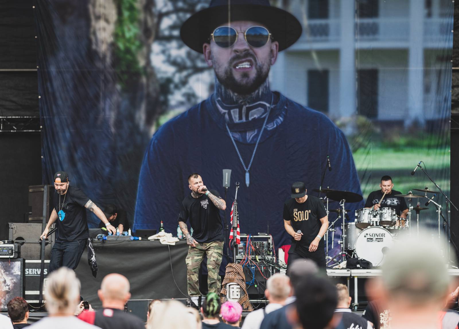 Ani déšť Metronome Prague nezastavil. Hvězdou večera byl Beck, vystoupili také Tata Bojs nebo Marpo