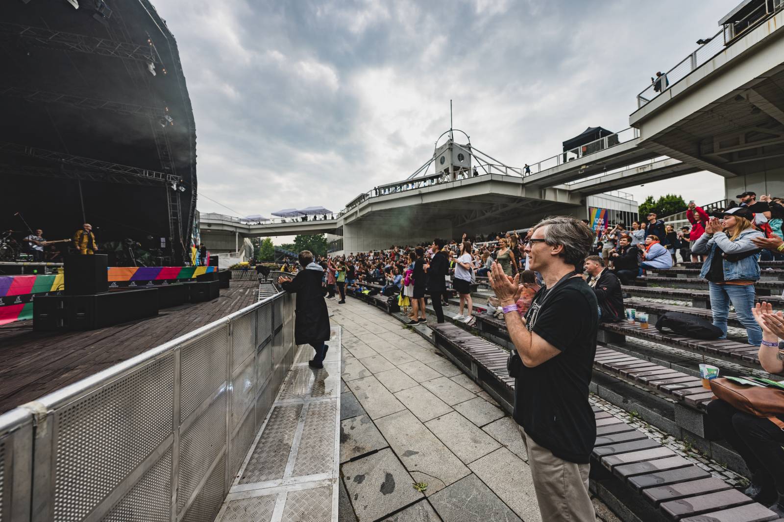 Ani déšť Metronome Prague nezastavil. Hvězdou večera byl Beck, vystoupili také Tata Bojs nebo Marpo