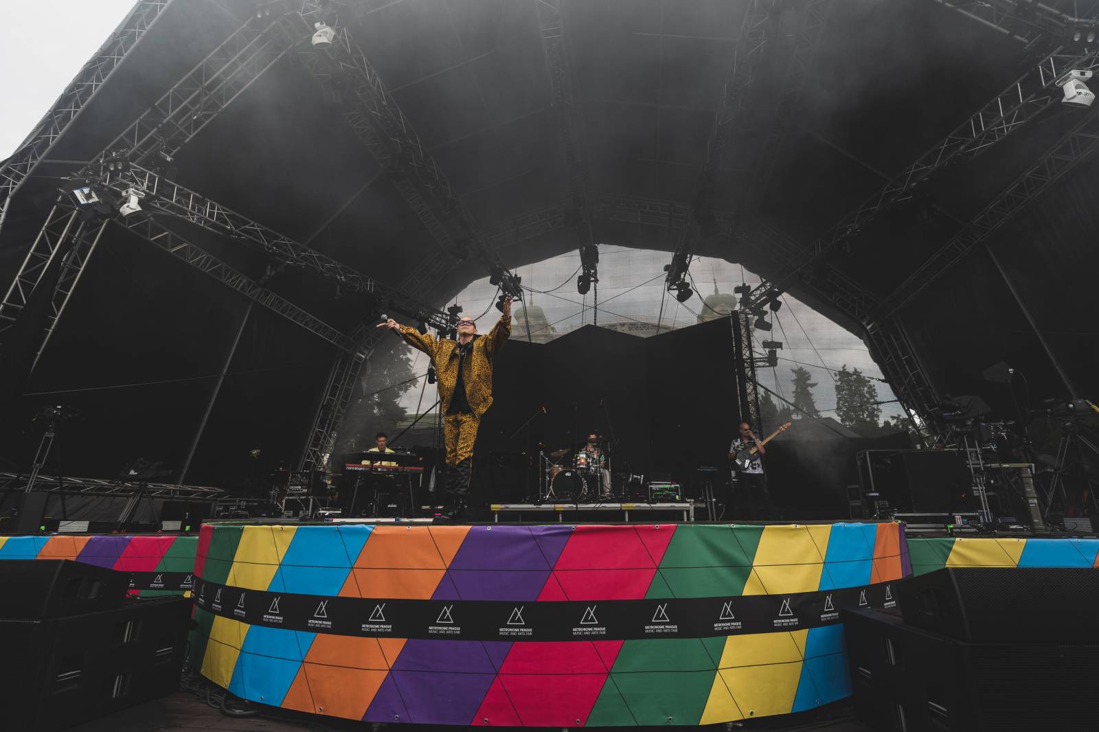 Ani déšť Metronome Prague nezastavil. Hvězdou večera byl Beck, vystoupili také Tata Bojs nebo Marpo