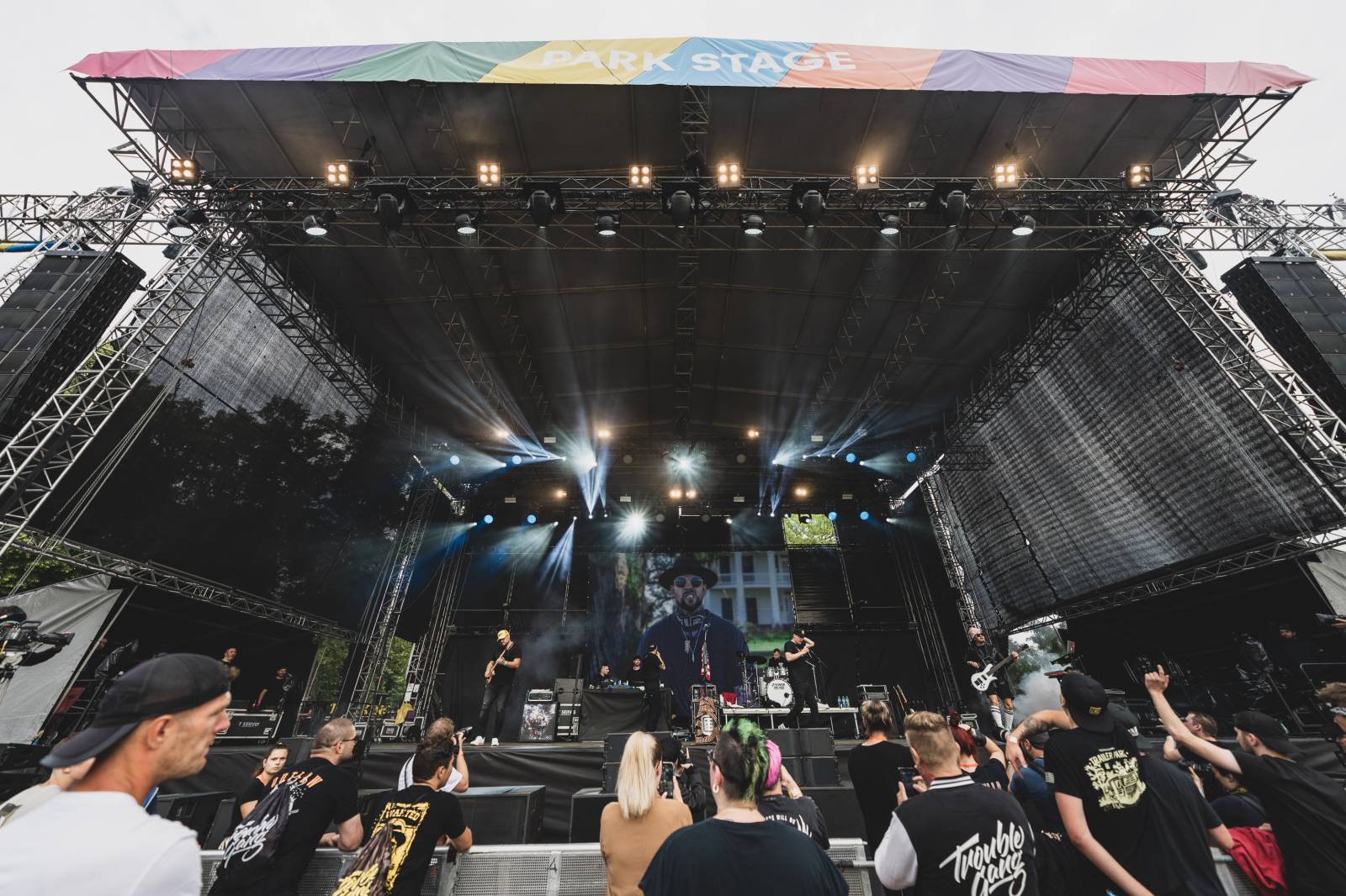 Ani déšť Metronome Prague nezastavil. Hvězdou večera byl Beck, vystoupili také Tata Bojs nebo Marpo