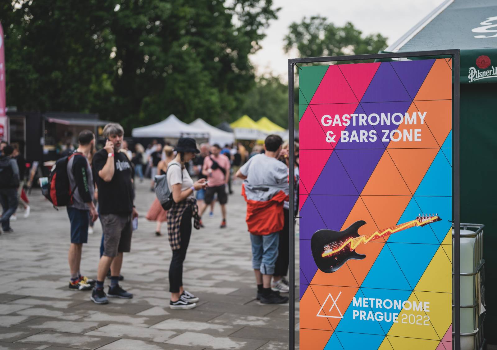 Ani déšť Metronome Prague nezastavil. Hvězdou večera byl Beck, vystoupili také Tata Bojs nebo Marpo