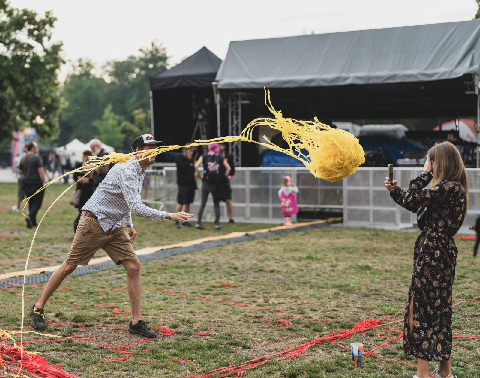 Ani déšť Metronome Prague nezastavil. Hvězdou večera byl Beck, vystoupili také Tata Bojs nebo Marpo