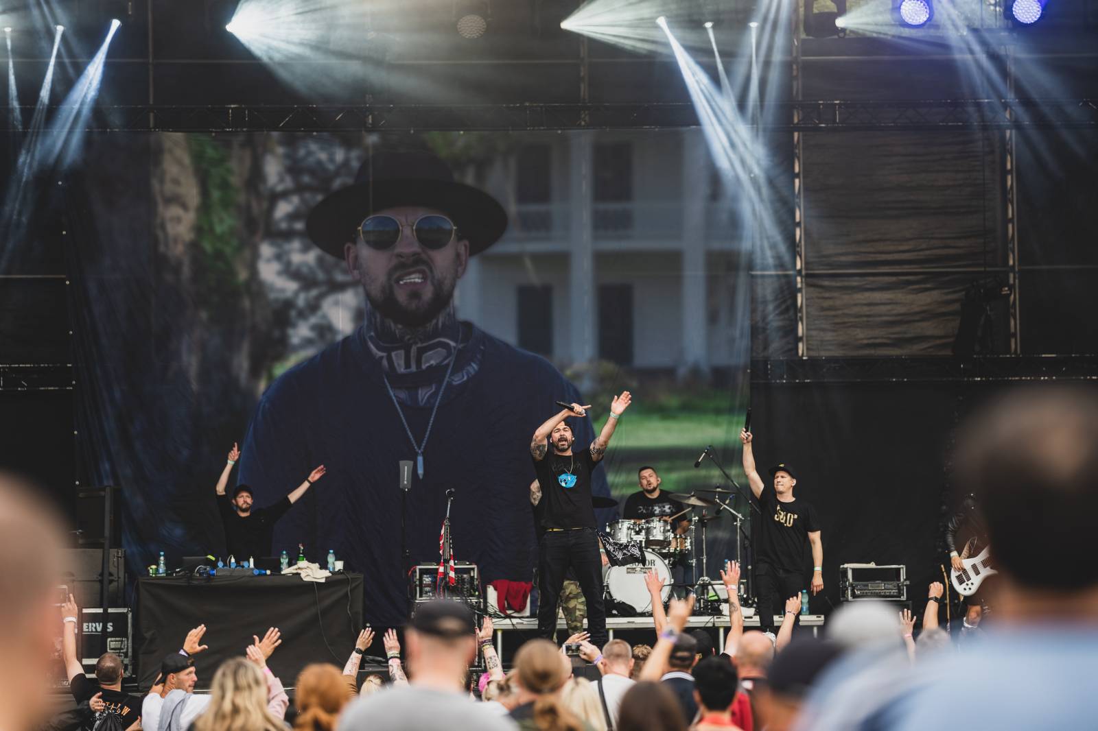 Ani déšť Metronome Prague nezastavil. Hvězdou večera byl Beck, vystoupili také Tata Bojs nebo Marpo