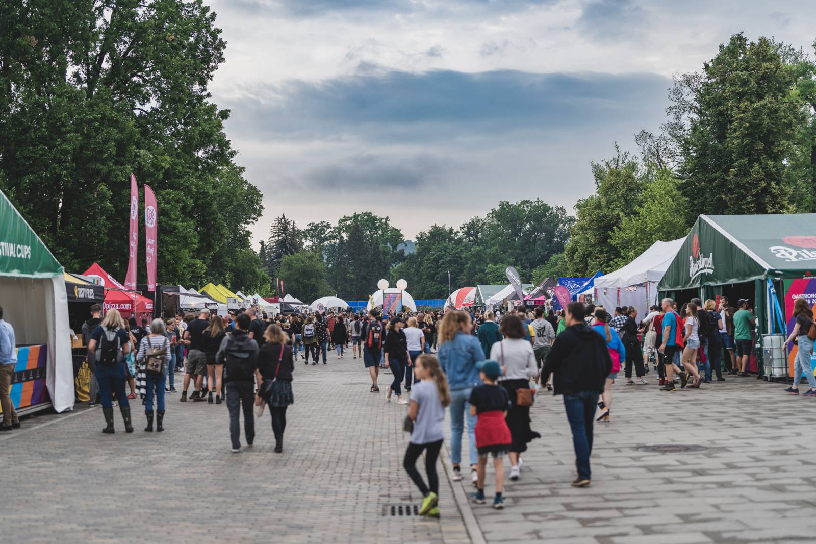 Ani déšť Metronome Prague nezastavil. Hvězdou večera byl Beck, vystoupili také Tata Bojs nebo Marpo