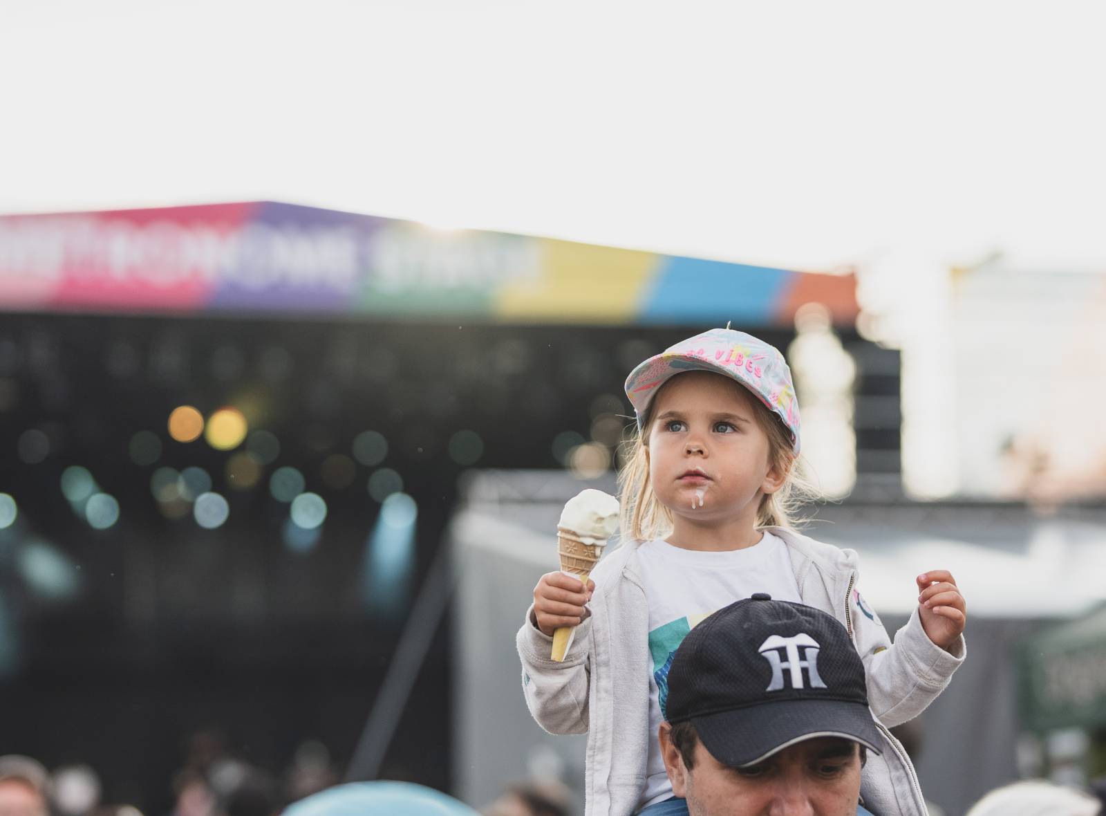 Ani déšť Metronome Prague nezastavil. Hvězdou večera byl Beck, vystoupili také Tata Bojs nebo Marpo