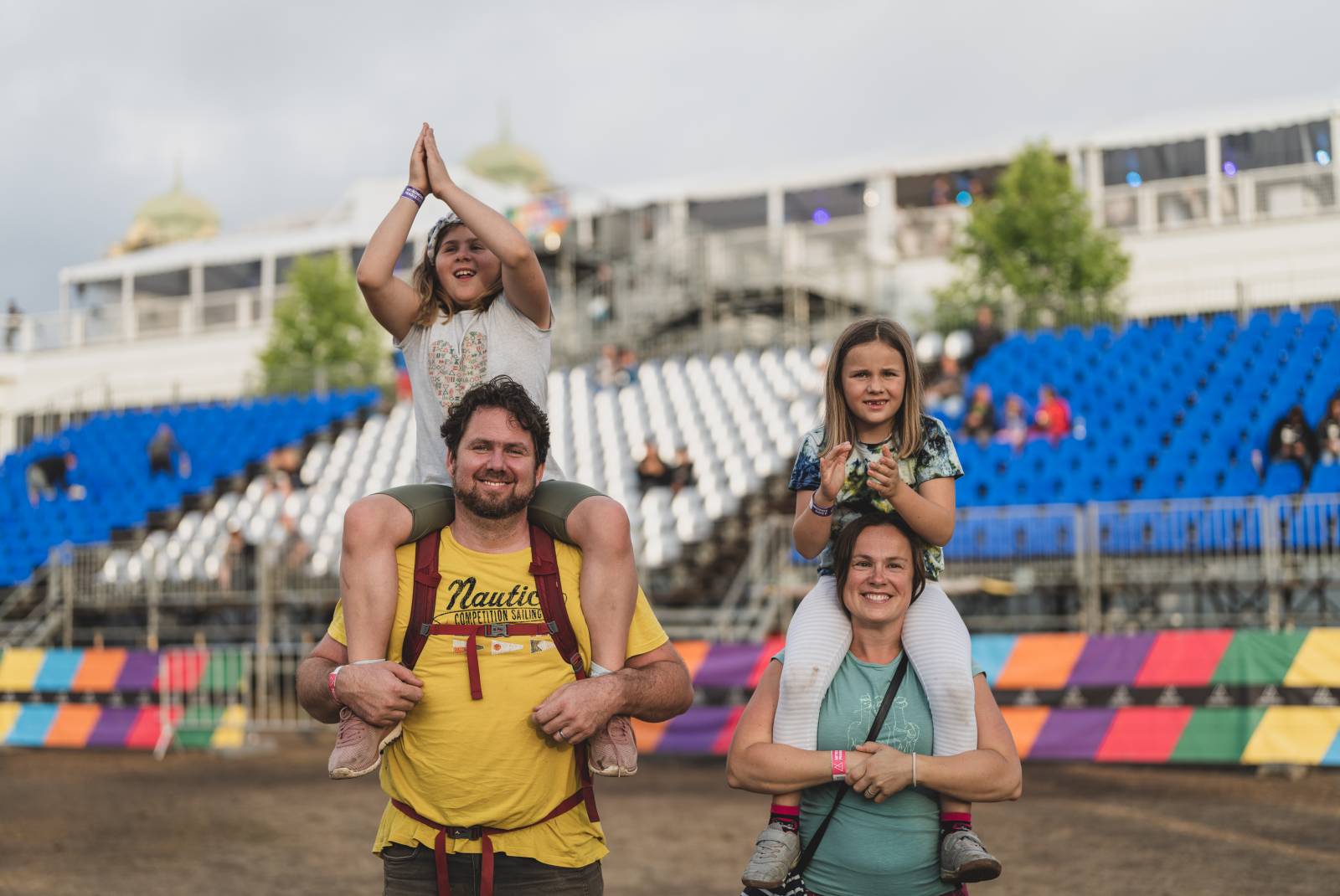 Ani déšť Metronome Prague nezastavil. Hvězdou večera byl Beck, vystoupili také Tata Bojs nebo Marpo
