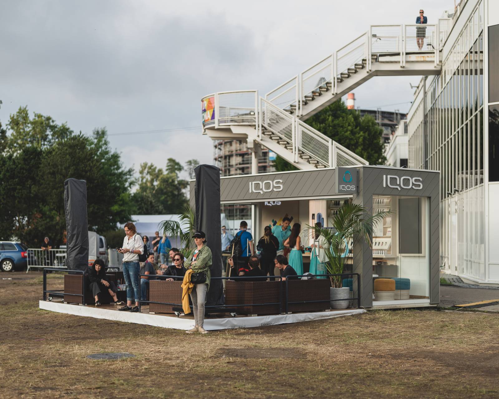 Ani déšť Metronome Prague nezastavil. Hvězdou večera byl Beck, vystoupili také Tata Bojs nebo Marpo
