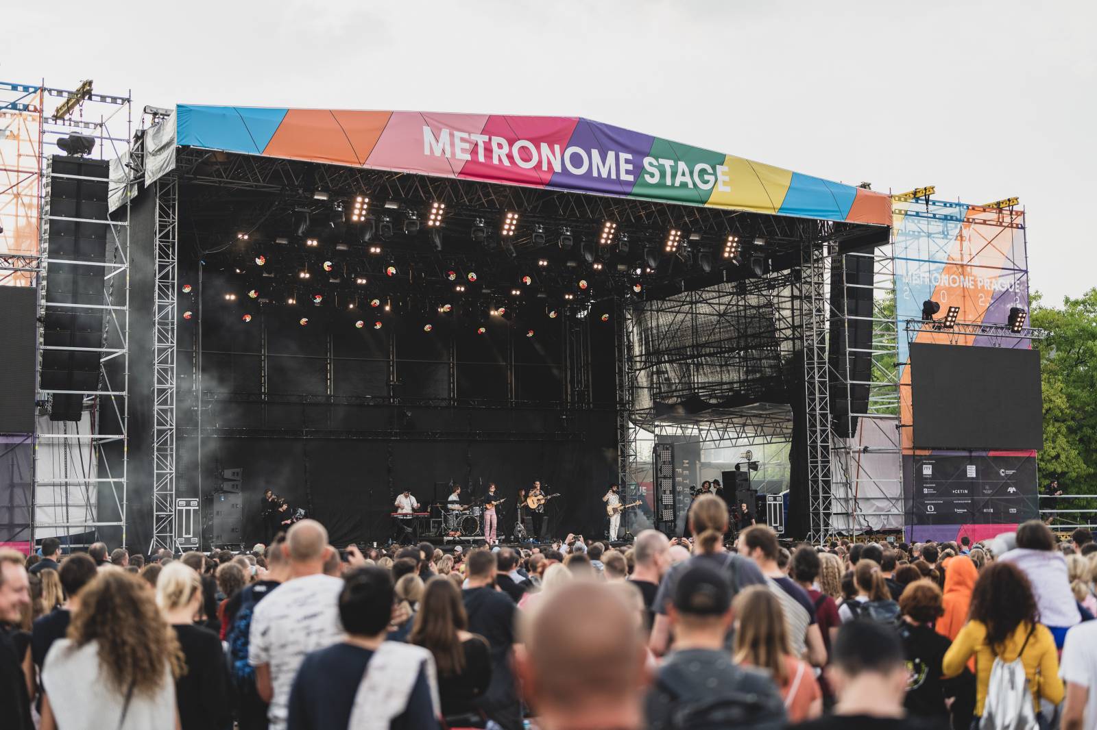 Ani déšť Metronome Prague nezastavil. Hvězdou večera byl Beck, vystoupili také Tata Bojs nebo Marpo