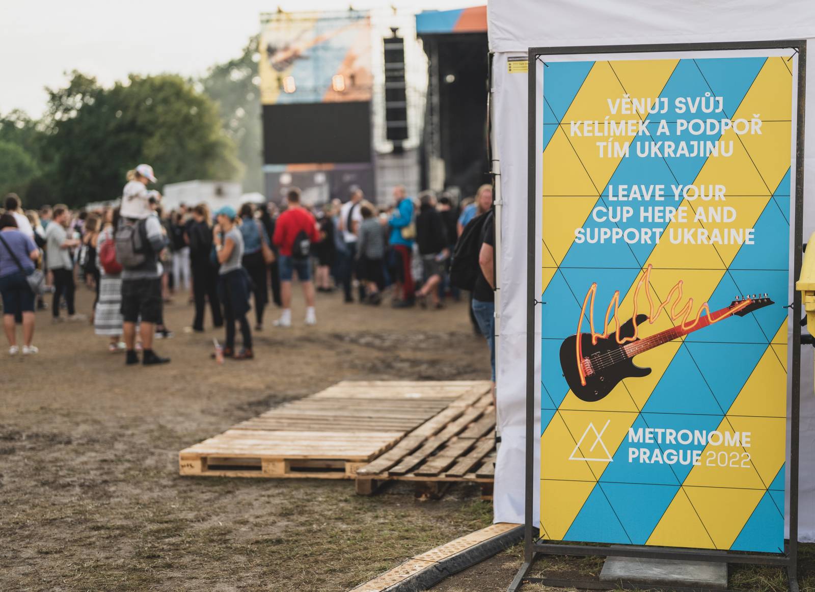 Ani déšť Metronome Prague nezastavil. Hvězdou večera byl Beck, vystoupili také Tata Bojs nebo Marpo