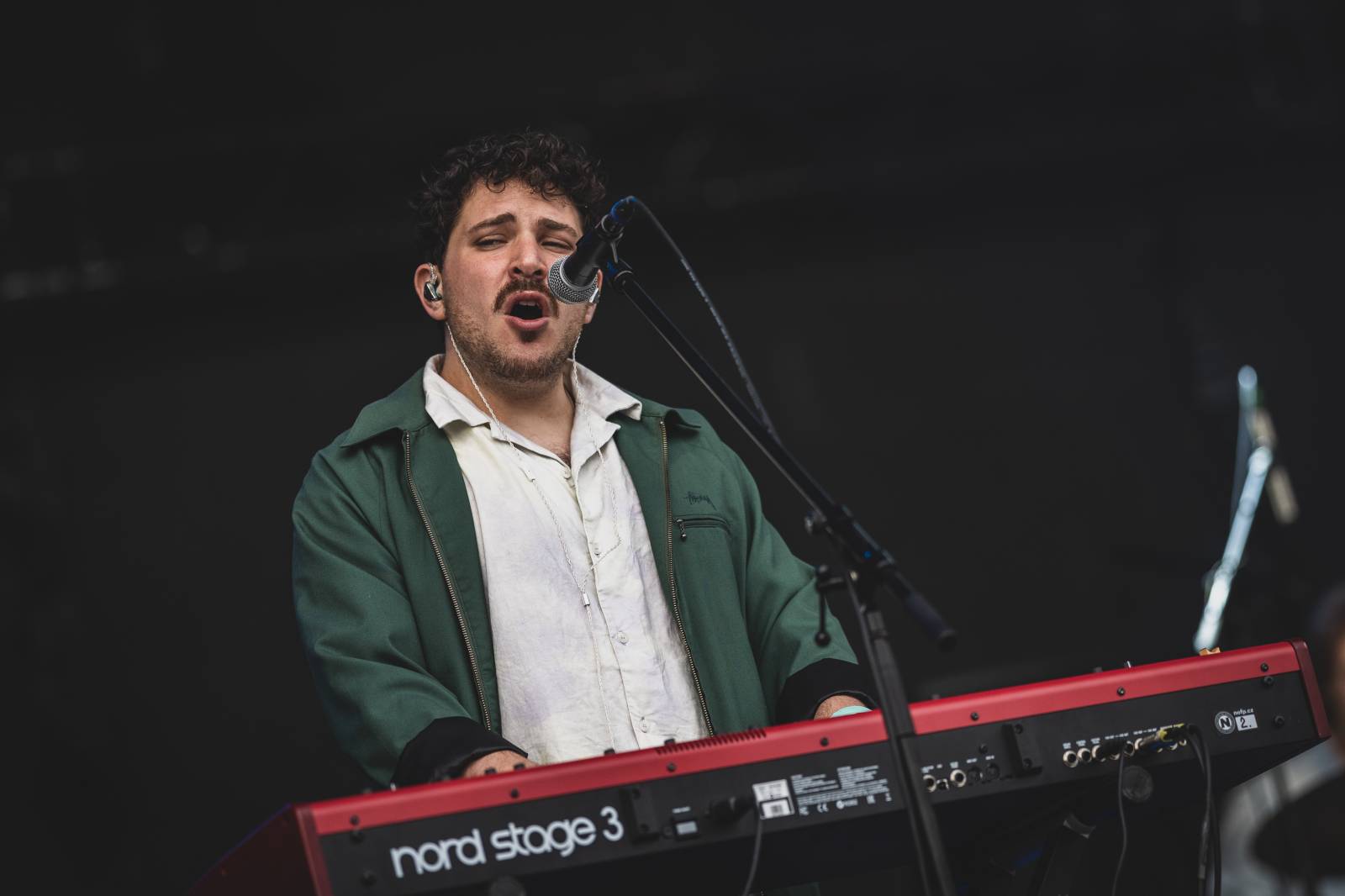 Ani déšť Metronome Prague nezastavil. Hvězdou večera byl Beck, vystoupili také Tata Bojs nebo Marpo