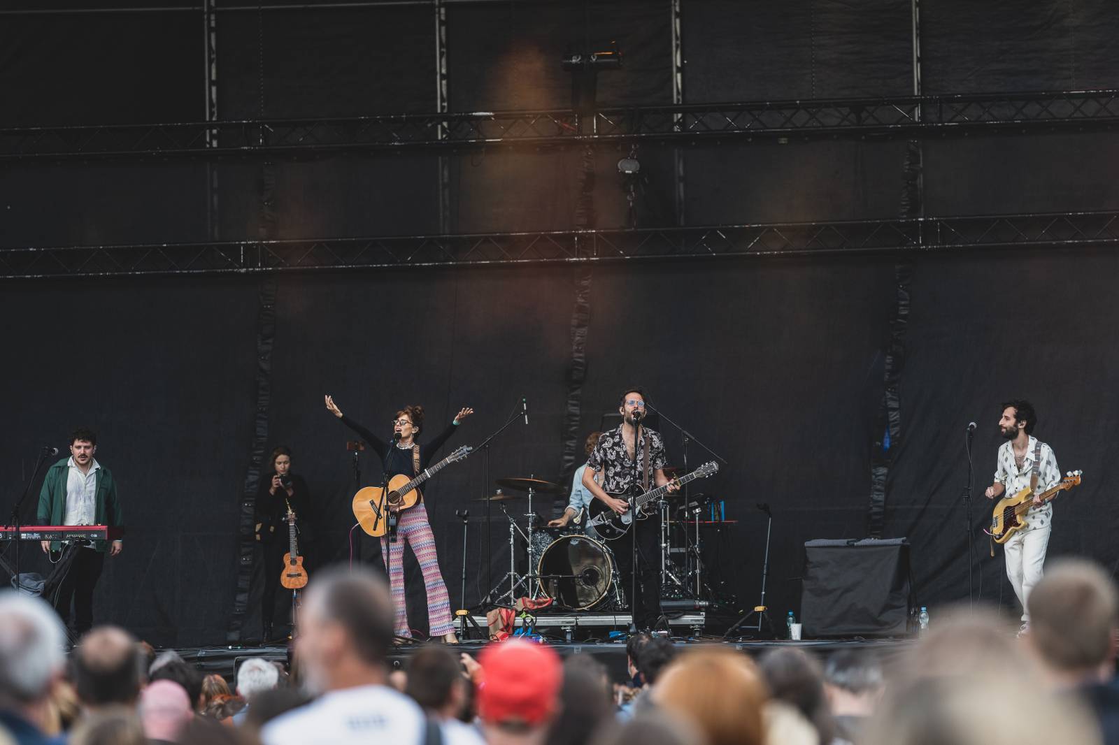 Ani déšť Metronome Prague nezastavil. Hvězdou večera byl Beck, vystoupili také Tata Bojs nebo Marpo